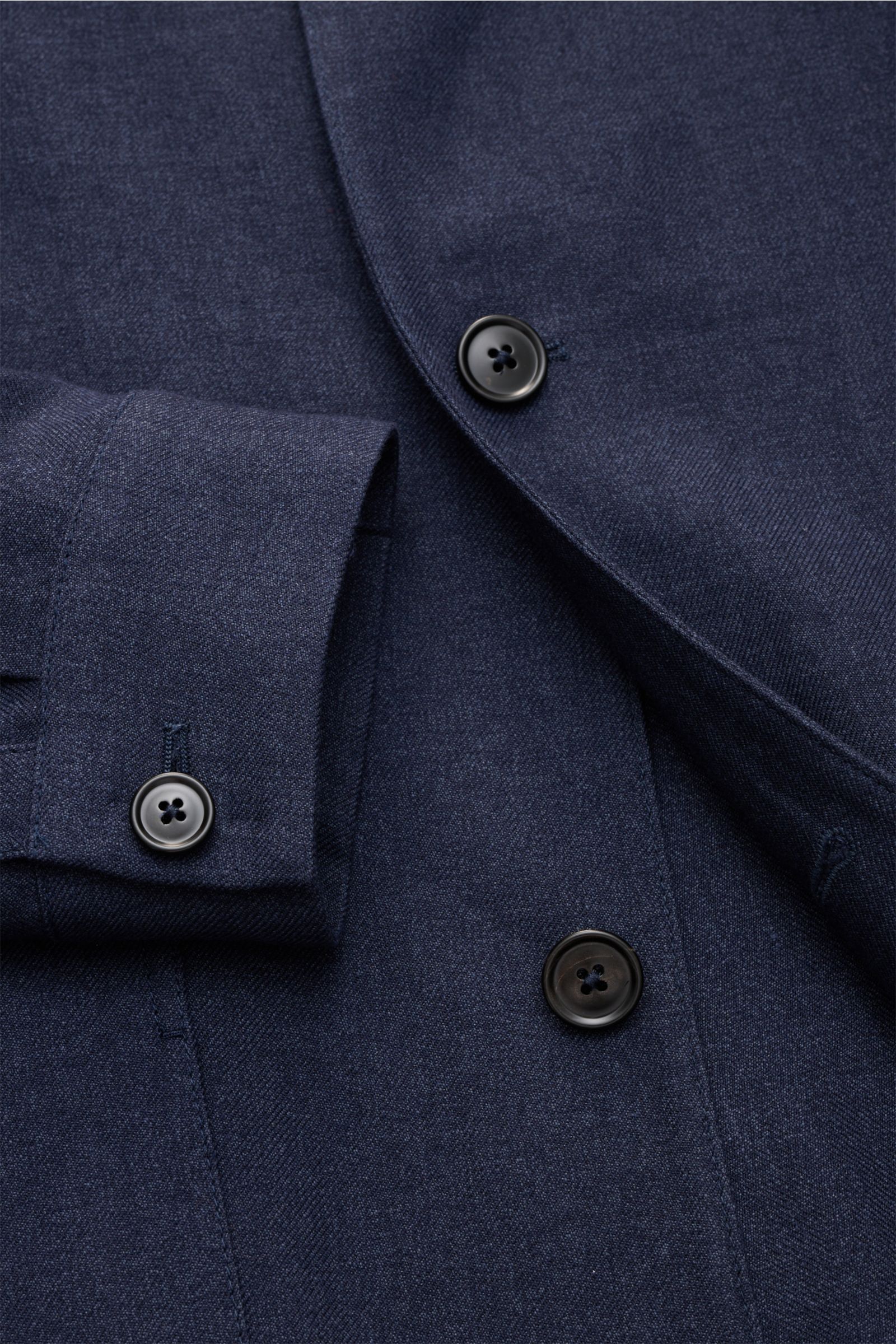 Nahaufnahme des Zegna Overshirt navy aus Leinen-Wolle-Mix in Denim-Optik, Slim Fit, Reverskragen, Manschetten und Drei-Knopf-Leiste, von oben fotografiert.