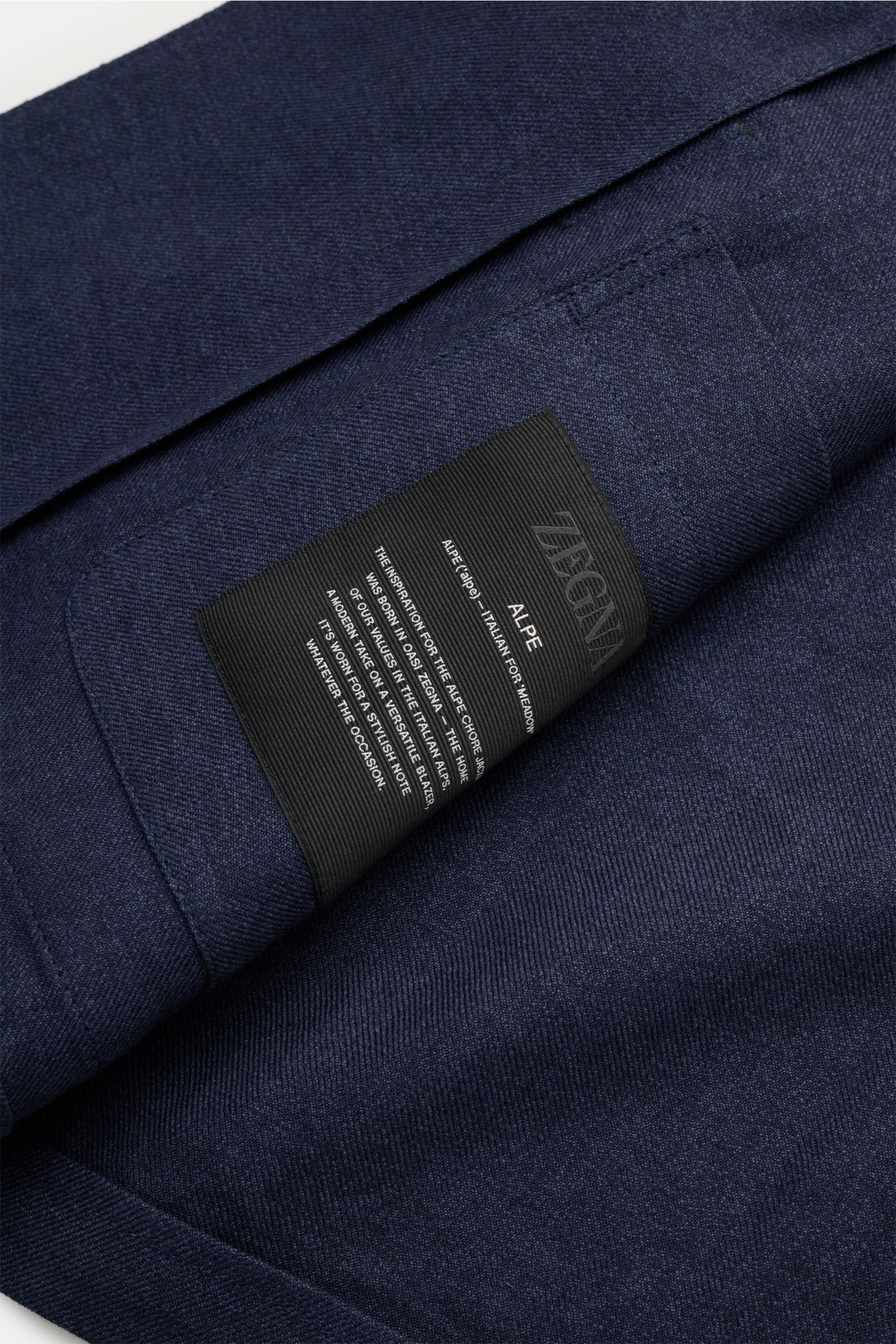 Nahaufnahme des Zegna Overshirt navy aus Leinen und Wolle mit feinem Twill, weichem Griff und Label, Detail von Innenansicht.