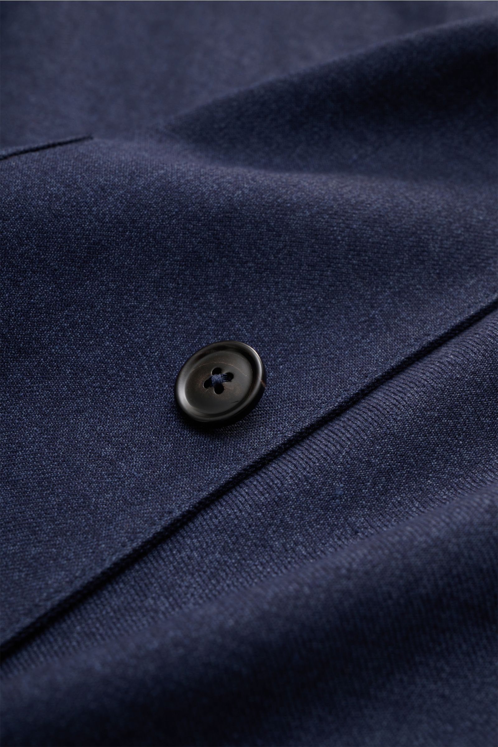 Nahaufnahme des Zegna Overshirt navy aus Leinen und Wolle mit Knopf, weichem Griff, Twill-Struktur, fotografiert aus schräger Perspektive.