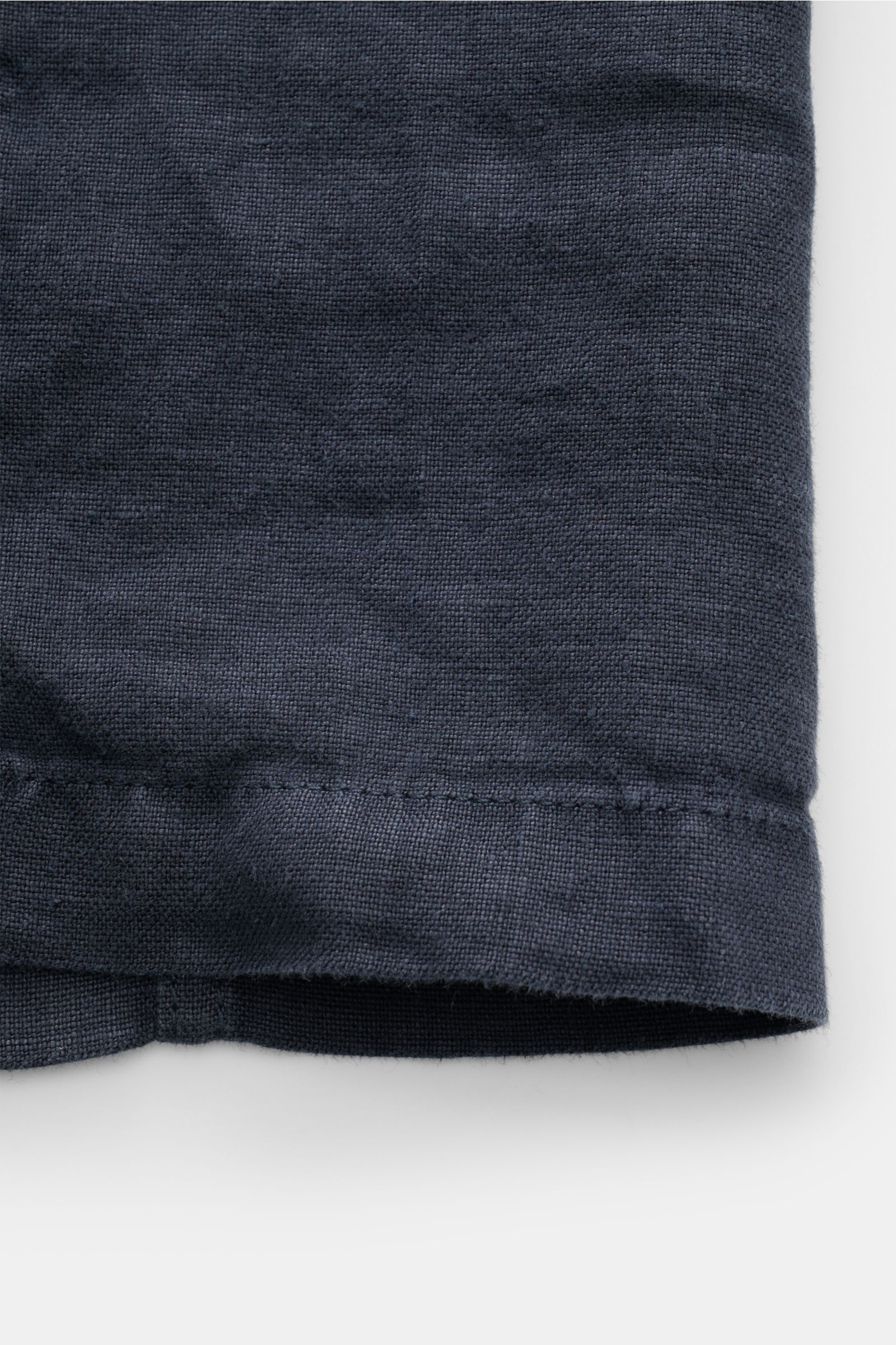 Closed Overshirt 'Cargo Jacket' navy aus reinem Leinen mit weichem Griff, Regular Fit, Fünf-Knopf-Leiste, Umlegekragen, großen Fronttaschen und Knopfärmeln, Detailaufnahme Stoffstruktur.