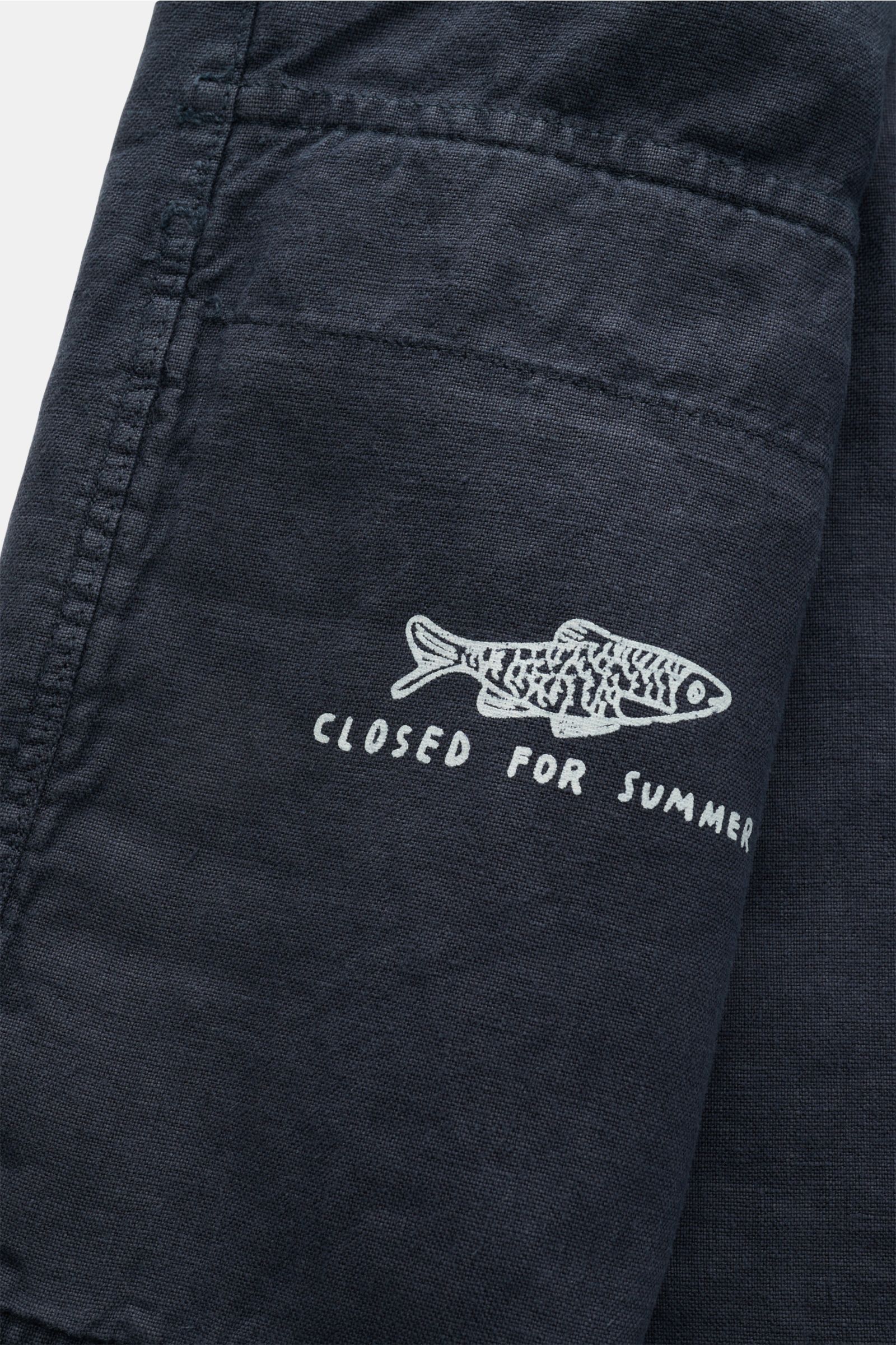 Nahaufnahme des Closed Overshirt 'Cargo Jacket' navy aus reinem Leinen, weicher Griff, Fronttasche mit Fisch-Print, Detailansicht.