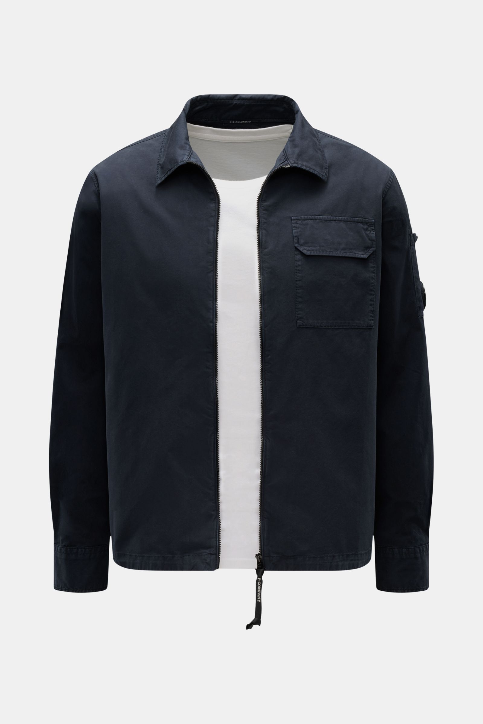 C.P. Company Overshirt navy, frontale Ansicht, Slim Fit Overshirt aus leichter reiner Baumwolle mit Umlegekragen, Zwei-Wege-Reißverschluss, Brusttasche, Logotasche am Ärmel, Manschetten.