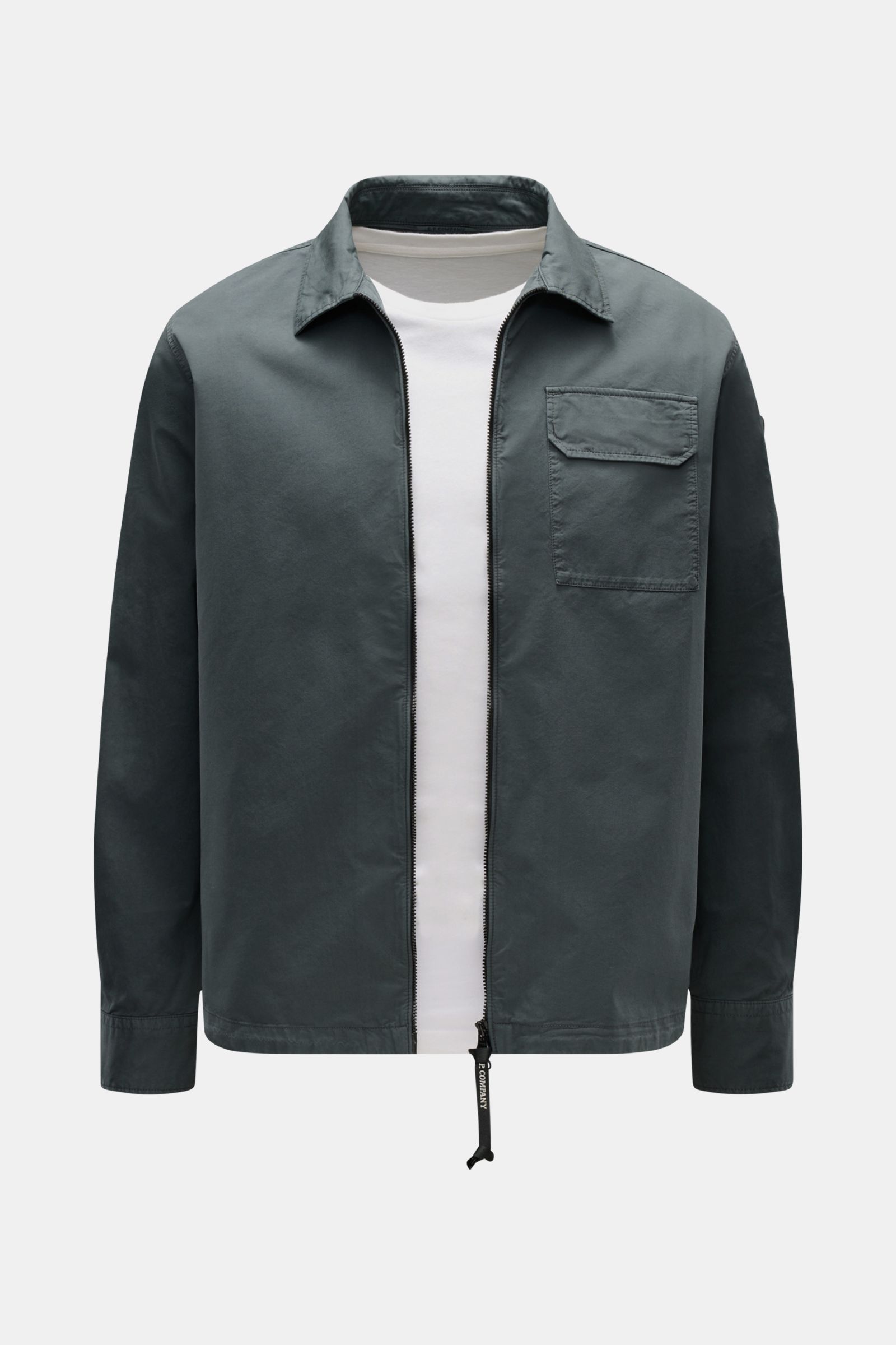 Frontale Ansicht des C.P. Company Overshirt dunkelgrau mit Umlegekragen, Slim Fit, Zwei-Wege-Reißverschluss, Brusttasche und Manschetten.