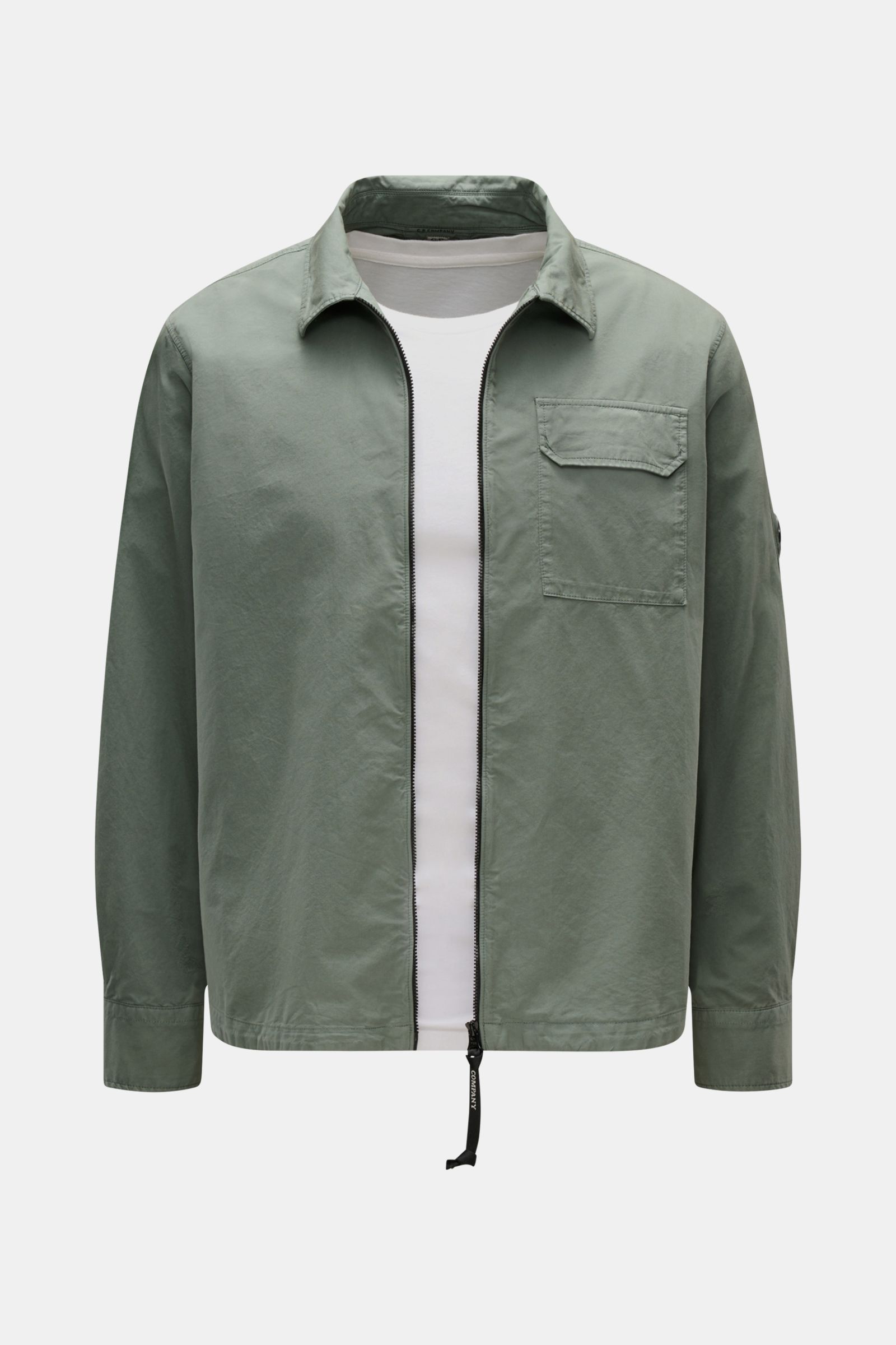 Vorderansicht des C.P. Company Overshirt salbei aus reiner Baumwolle, Slim Fit, mit Umlegekragen, Zwei-Wege-Reißverschluss, Brusttasche und Logodetail am Ärmel.