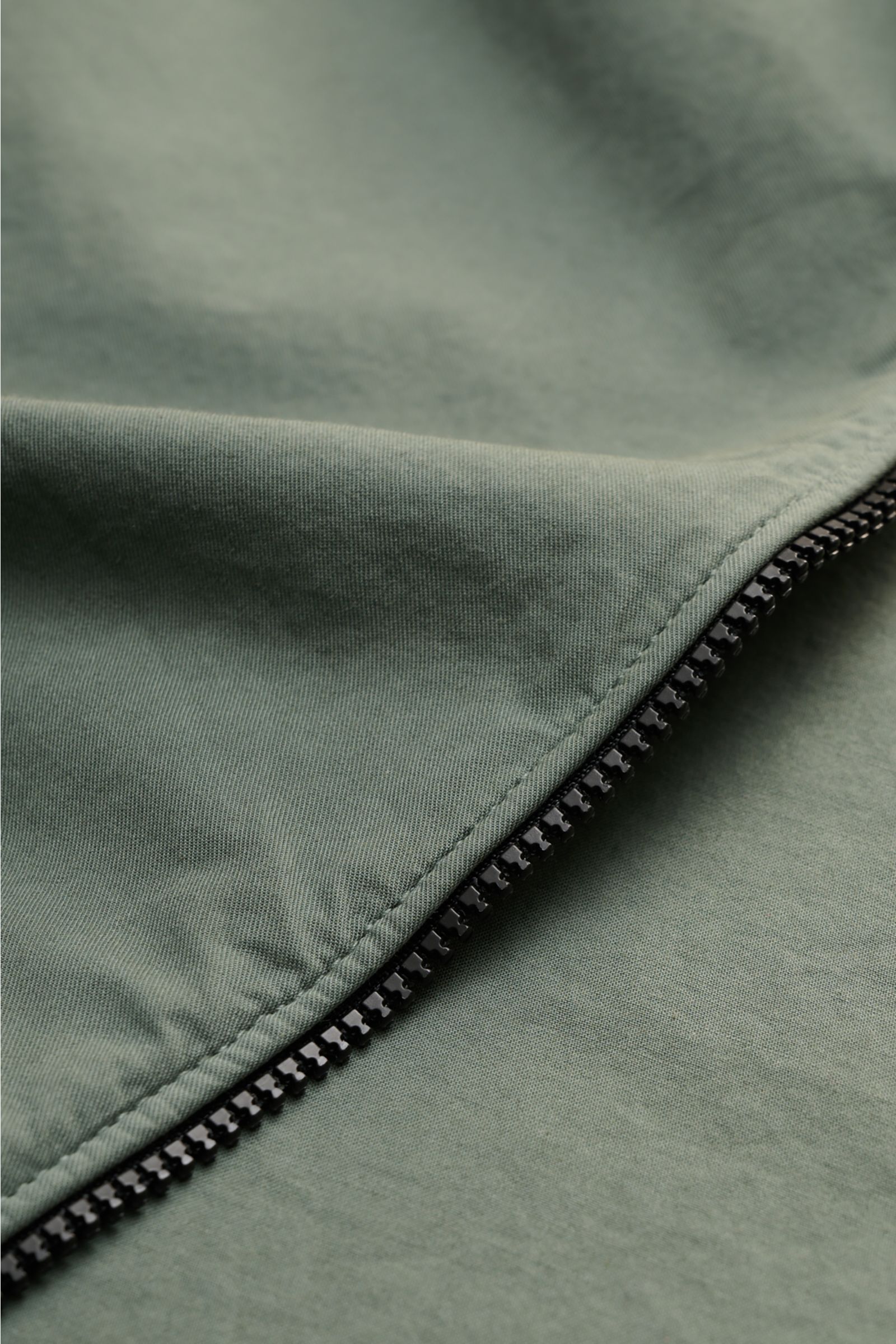 Close-up front view of the C.P. Company Overshirt salbei in slim fit, made of pure cotton with a two-way zipper and detailed stitching.