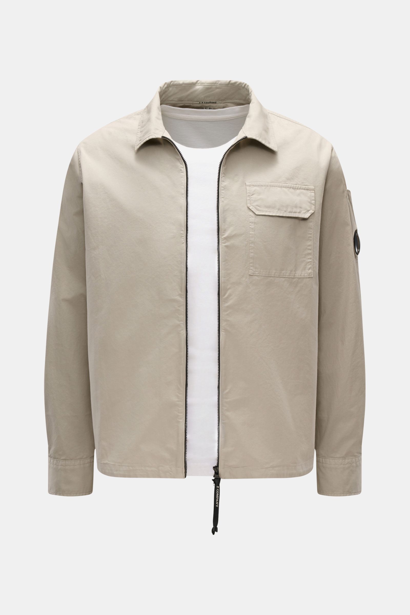C.P. Company Overshirt sand, frontale Ansicht, Slim Fit Overshirt aus leichter Baumwolle mit Umlegekragen, Zwei-Wege-Reißverschluss, Brusttasche, Ärmel-Logodetail, Manschetten.