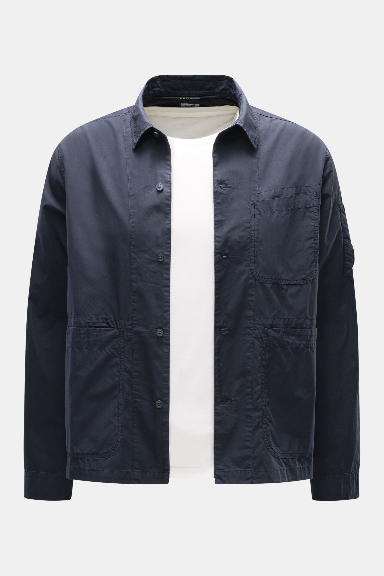 C.P. Company Overshirt navy frontal fotografiert, slim Fit, reine Baumwolle, sechs-Knopf-Leiste, Umlegekragen, drei Fronttaschen, Logotasche am Ärmel, Manschetten.
