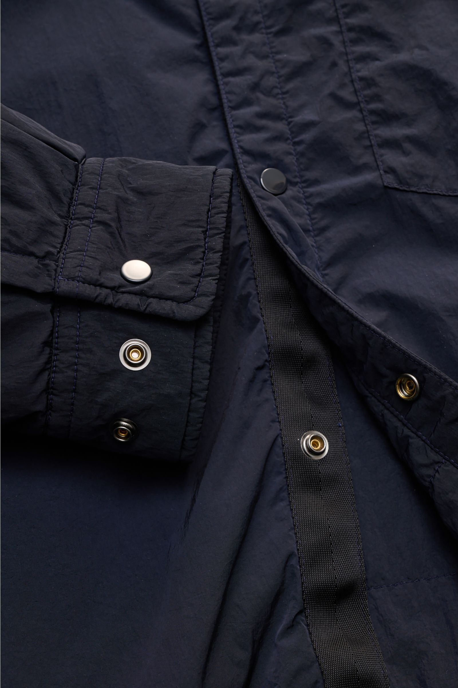 Close-up front view of the C.P. Company Overshirt dark navy showing snap button placket and cuff with buttons, high-quality microfibre. Perfect for changeable spring weather: This overshirt by C.P. COMPANY is a versatile companion for the transitional sea