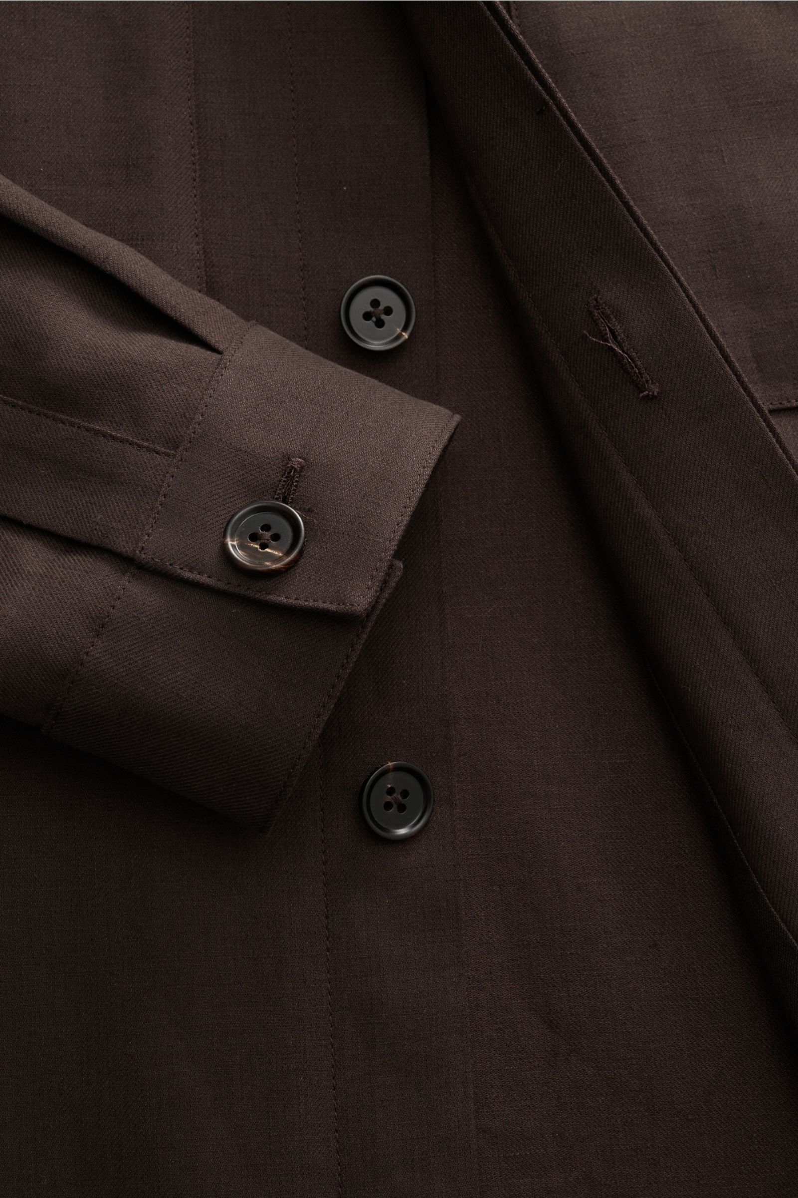 Close-up front view of Zegna Linen overshirt dark brown showing concealed six-button placket, grandad collar, and buttoned cuff. 

Minimalism from ZEGNA: This casual overshirt in pure linen features a lightweight, clean design – perfect for elegant lay