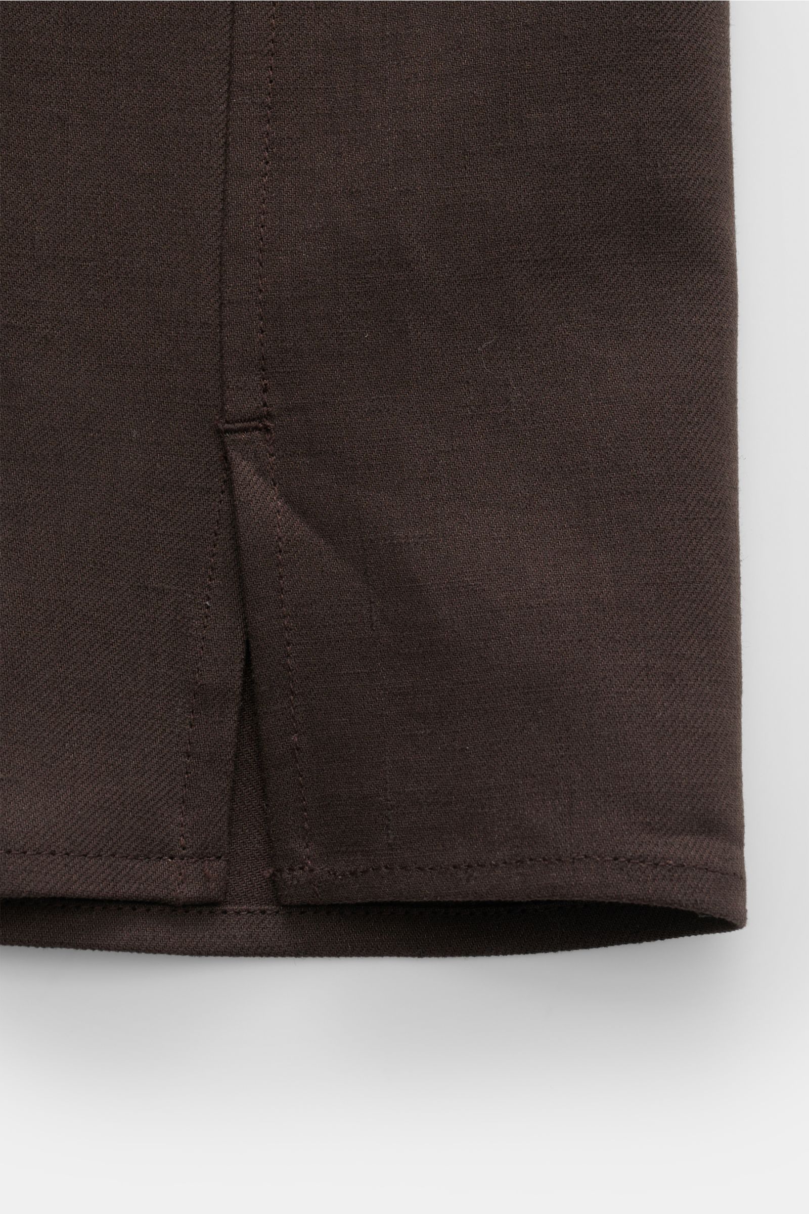 Close-up detail of the hem and side vent of the Zegna Linen overshirt dark brown, photographed from a front angle showing fabric texture and stitching.

Minimalism from ZEGNA: This casual overshirt in pure linen features a lightweight, clean design – p