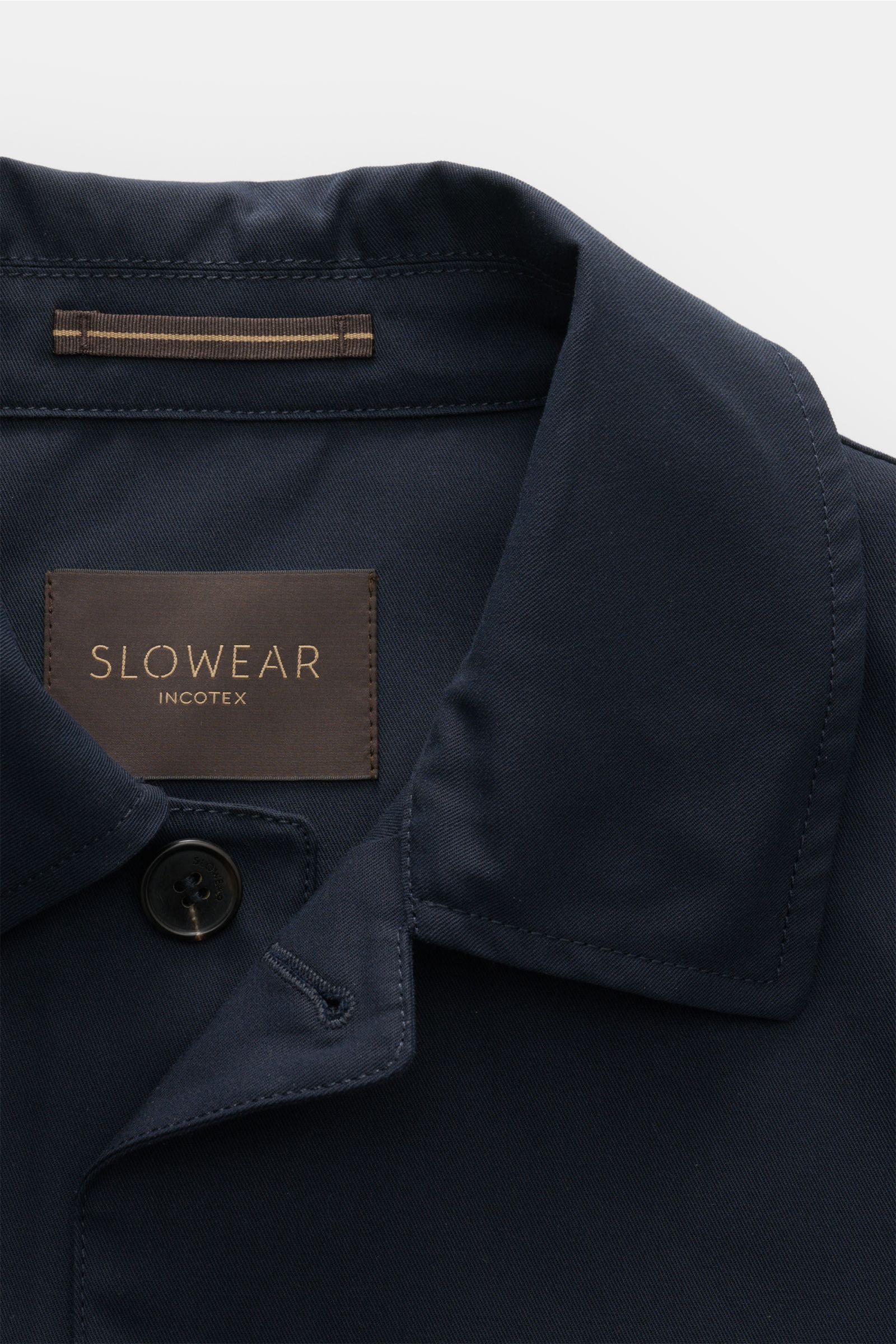 Incotex Overshirt navy aus Baumwoll-Twill, ungefüttert, mit Umlegekragen, Hornknöpfen, Pattentaschen, Detailaufnahme von oben.