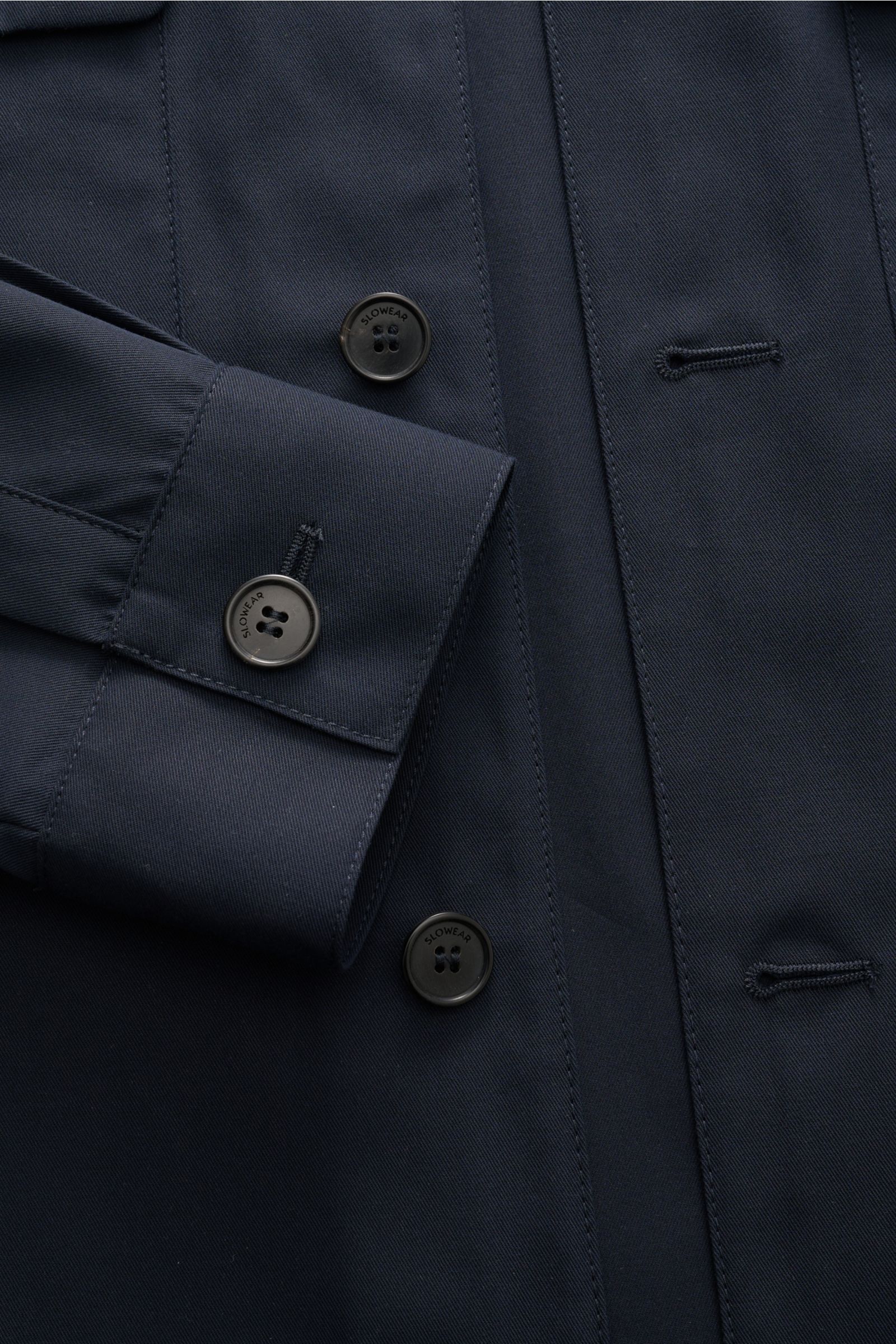 Incotex Overshirt navy in Nahaufnahme von vorne, ungefüttert aus reiner Baumwolle mit Pattentaschen und Hornknöpfen.