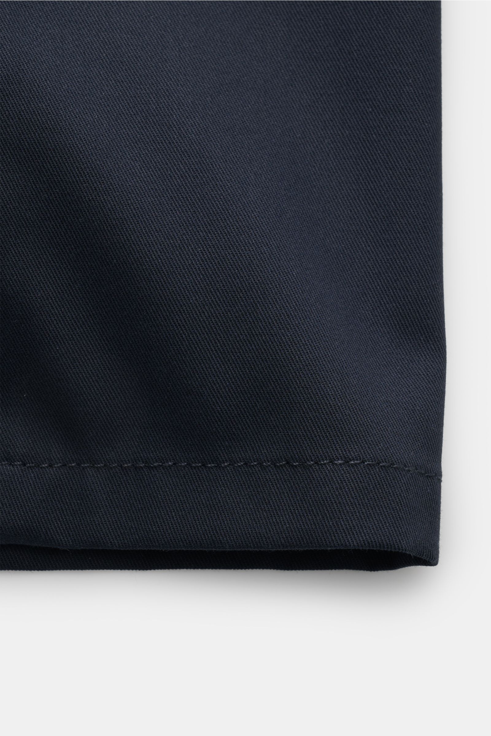 Incotex Overshirt navy im Detail, Nahaufnahme des ungefütterten Baumwoll-Twill-Stoffs mit sichtbarer Saumnaht, Workwear-Charme.