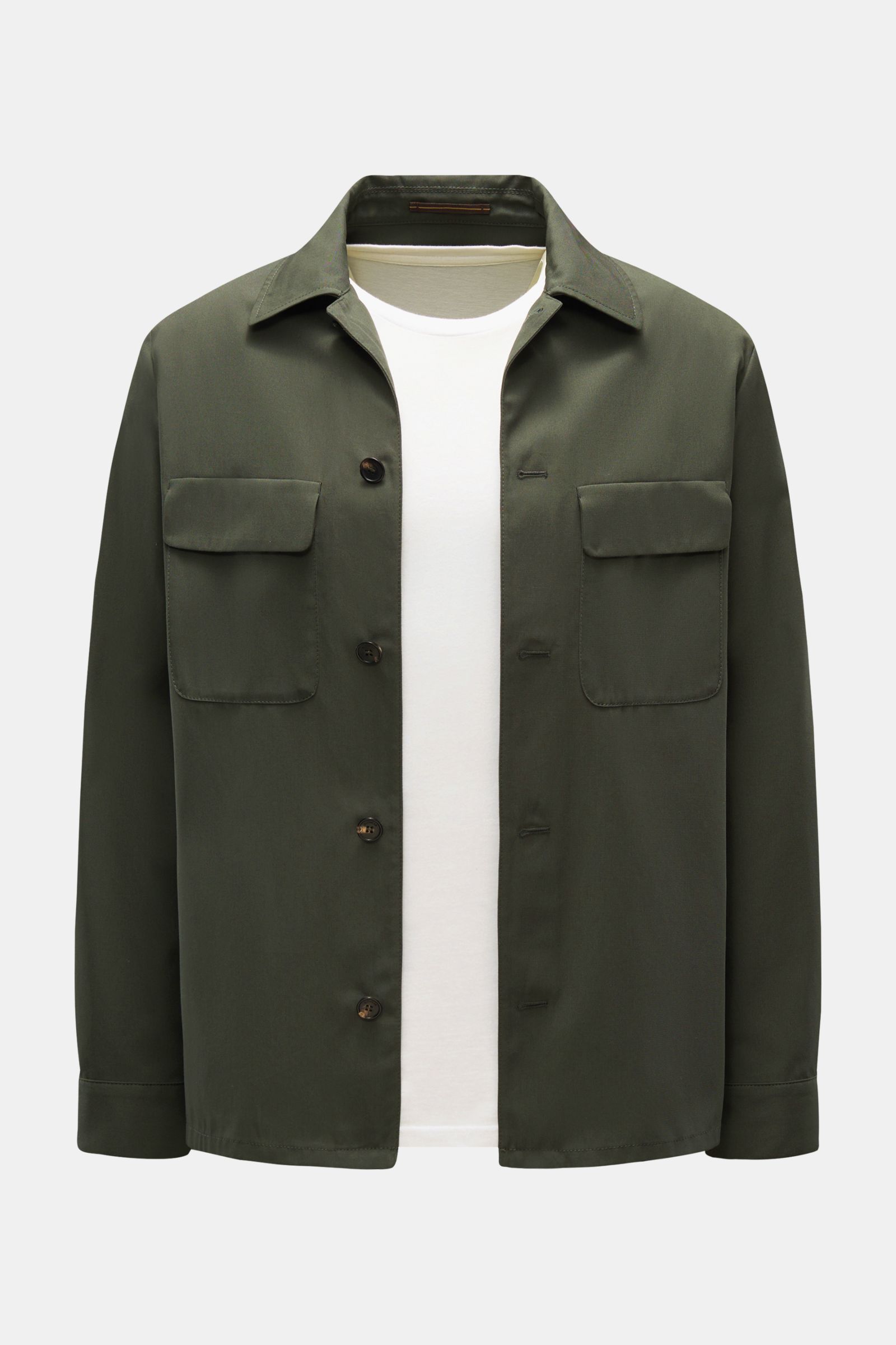 Incotex Overshirt dunkelgrün, Slim Fit aus weichem Baumwoll-Twill, ungefüttert, mit Umlegekragen, Hornknöpfen und Pattentaschen, frontale Nahaufnahme.