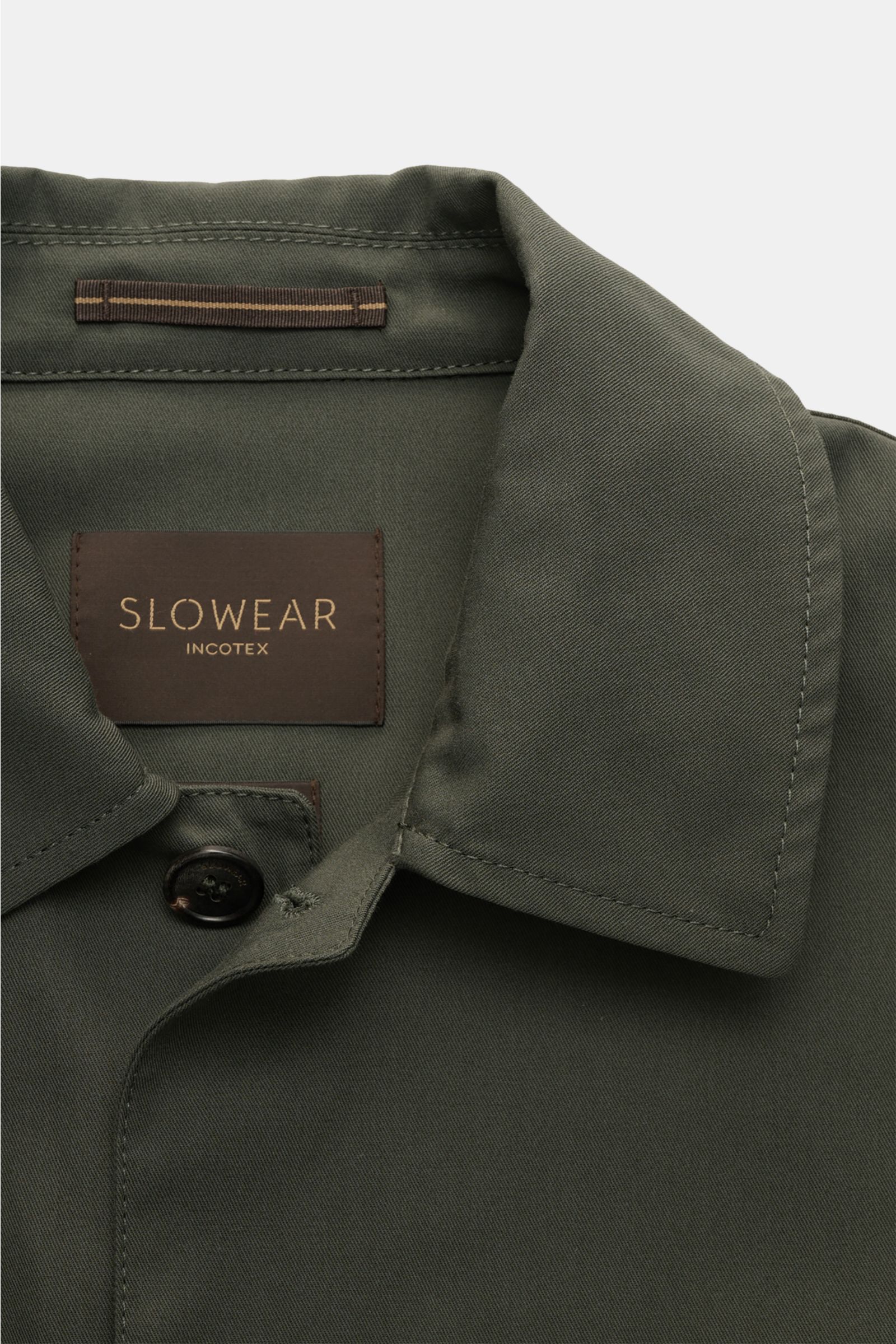 Incotex Overshirt dunkelgrün aus Baumwoll-Twill, Slim Fit, Detailaufnahme Kragen und Hornknopf, ungefüttert, Workwear-Charme.