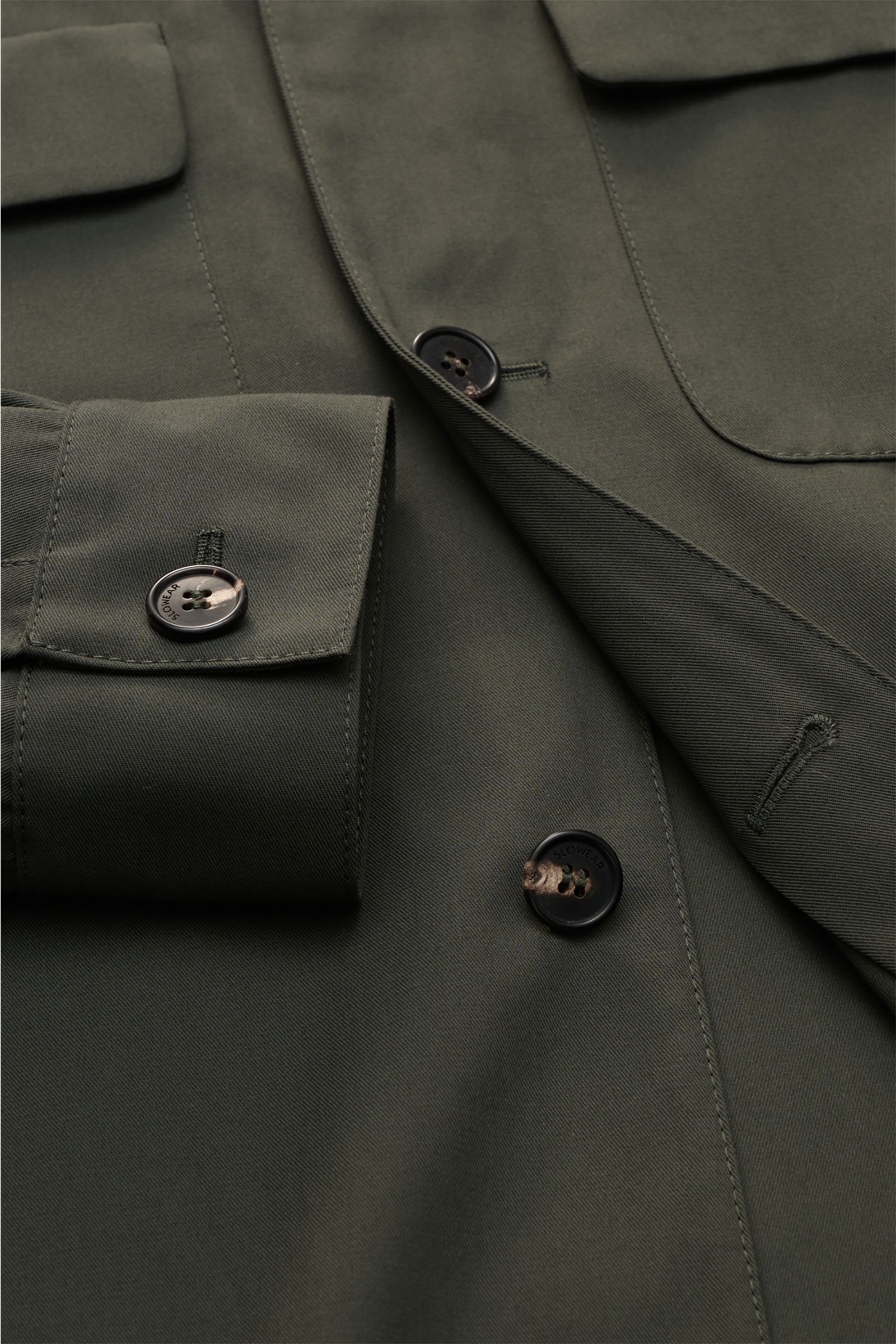 Close-up front view of Incotex Overshirt olive in pure cotton twill, showing flap chest pockets, horn buttons, and cuff with button.

Description: Workwear charm meets modern urban ease: This unlined overshirt in pure cotton twill by INCOTEX features p