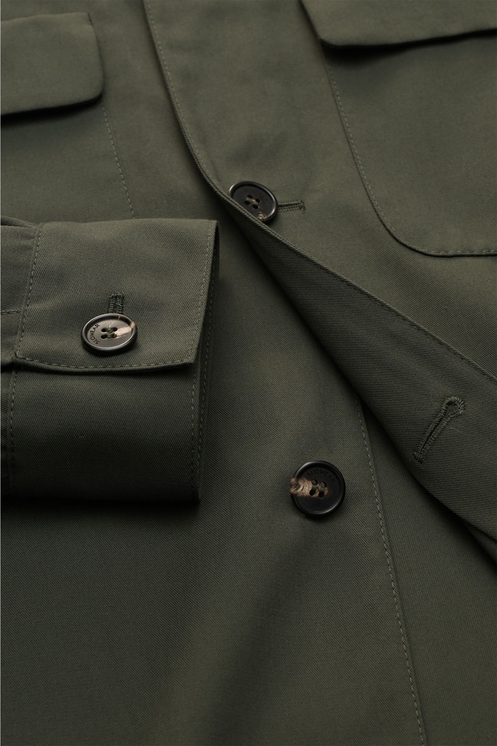 Incotex Overshirt dunkelgrün, Nahaufnahme von Brusttaschen, Hornknöpfen und Manschette aus Baumwoll-Twill, Slim Fit, ungefüttert.
