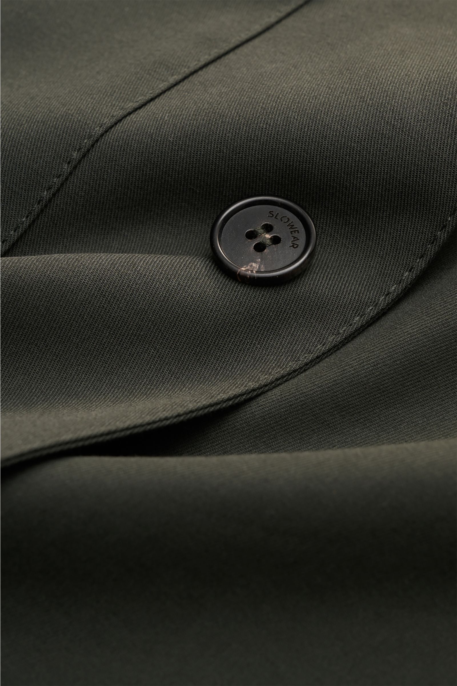 Incotex Overshirt olive close-up from above showing pure cotton twill fabric, horn button, and detailed stitching. 

Workwear charm meets modern urban ease: This unlined overshirt in pure cotton twill by INCOTEX features practical flap pockets on the ches