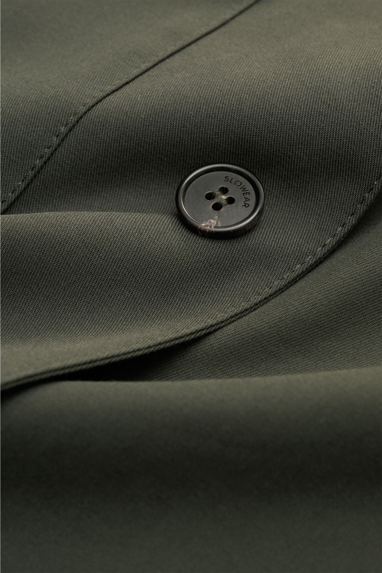 Incotex Overshirt dunkelgrün aus Baumwoll-Twill, Detailaufnahme Knopf mit Hornknopf, sichtbare Naht, ungefüttert, Slim Fit, Pattentasche.