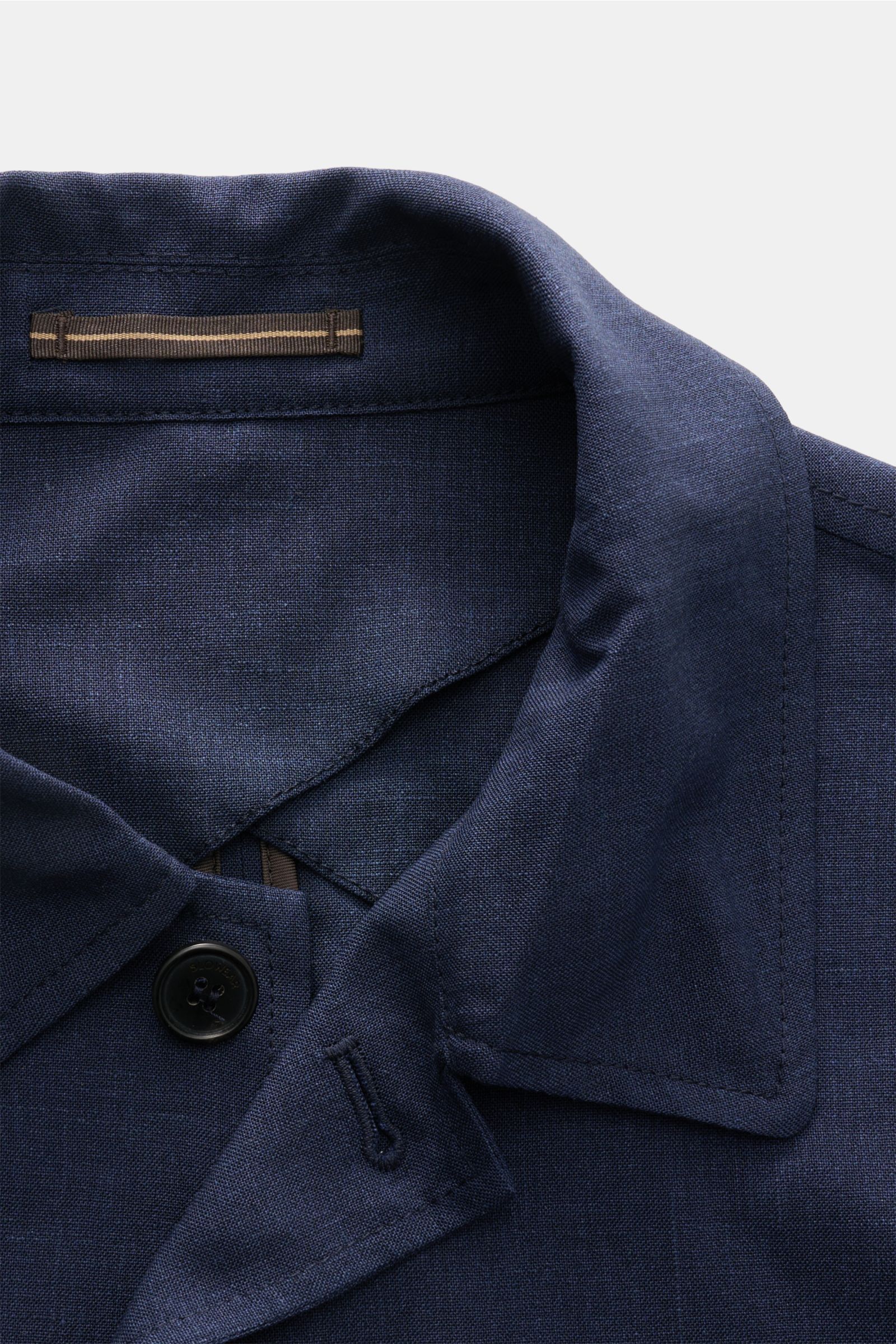 Nahaufnahme des Umlegekragens vom Incotex Overshirt navy meliert, Schurwoll-Seide-Mix mit Knopf und elastischem Saum, Regular Fit.