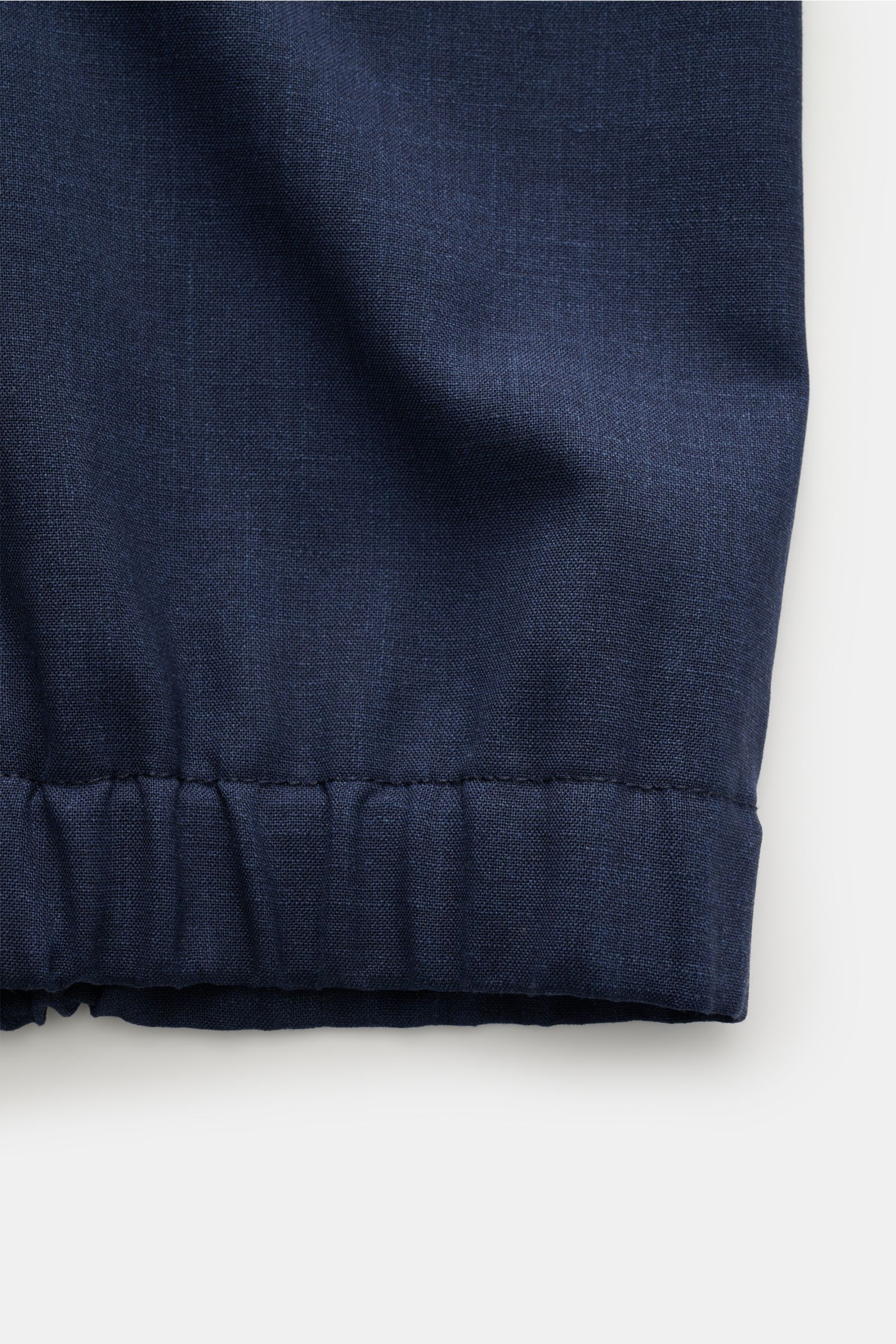 Nahaufnahme des elastischen Saums des Incotex Overshirt navy meliert aus Schurwoll-Seide, Regular Fit, Unconstructed Design.