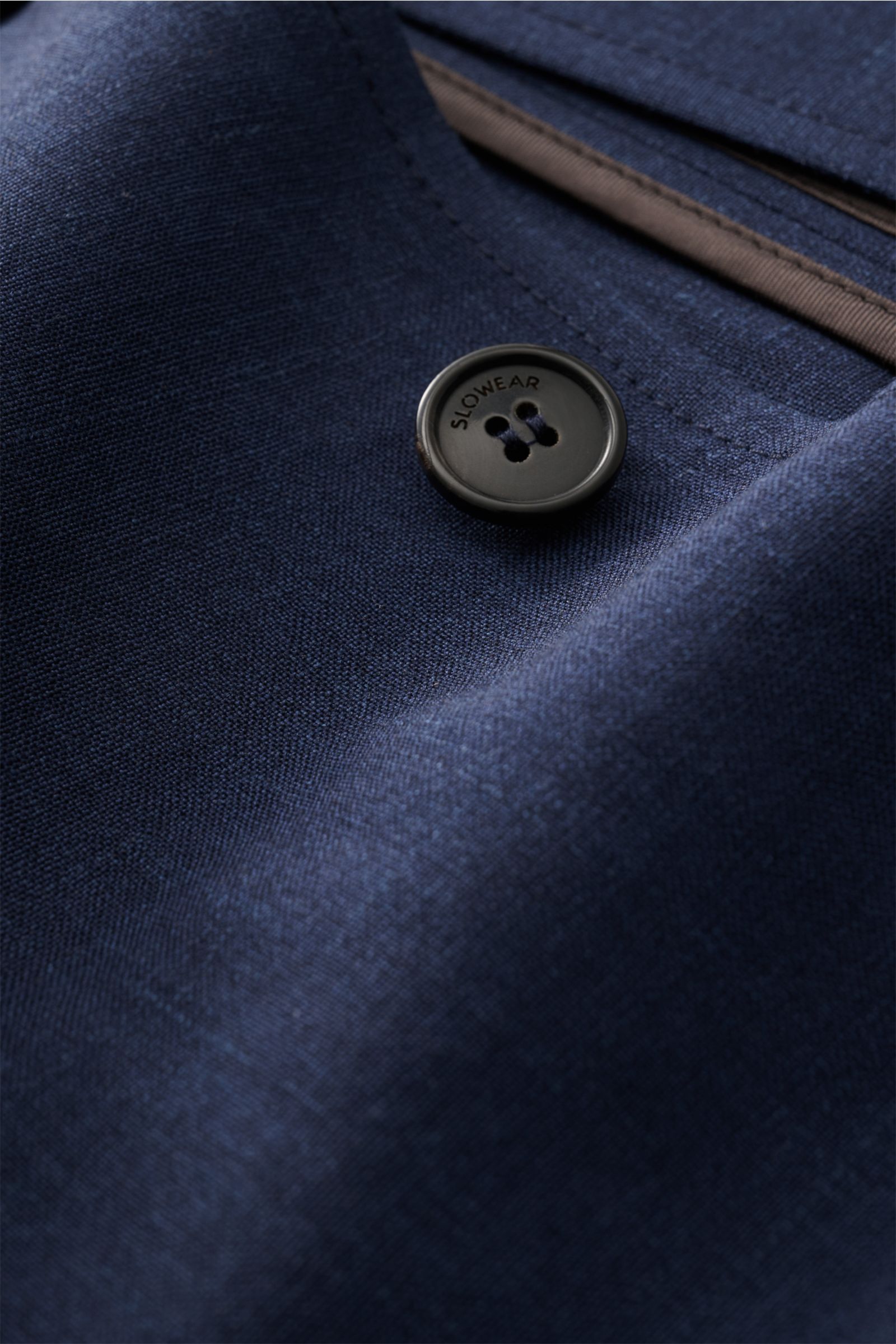 Incotex Overshirt navy meliert in Detailaufnahme von Knopf und Stoffstruktur, Schurwoll-Seide-Mix, Regular Fit, Blouson-Design.
