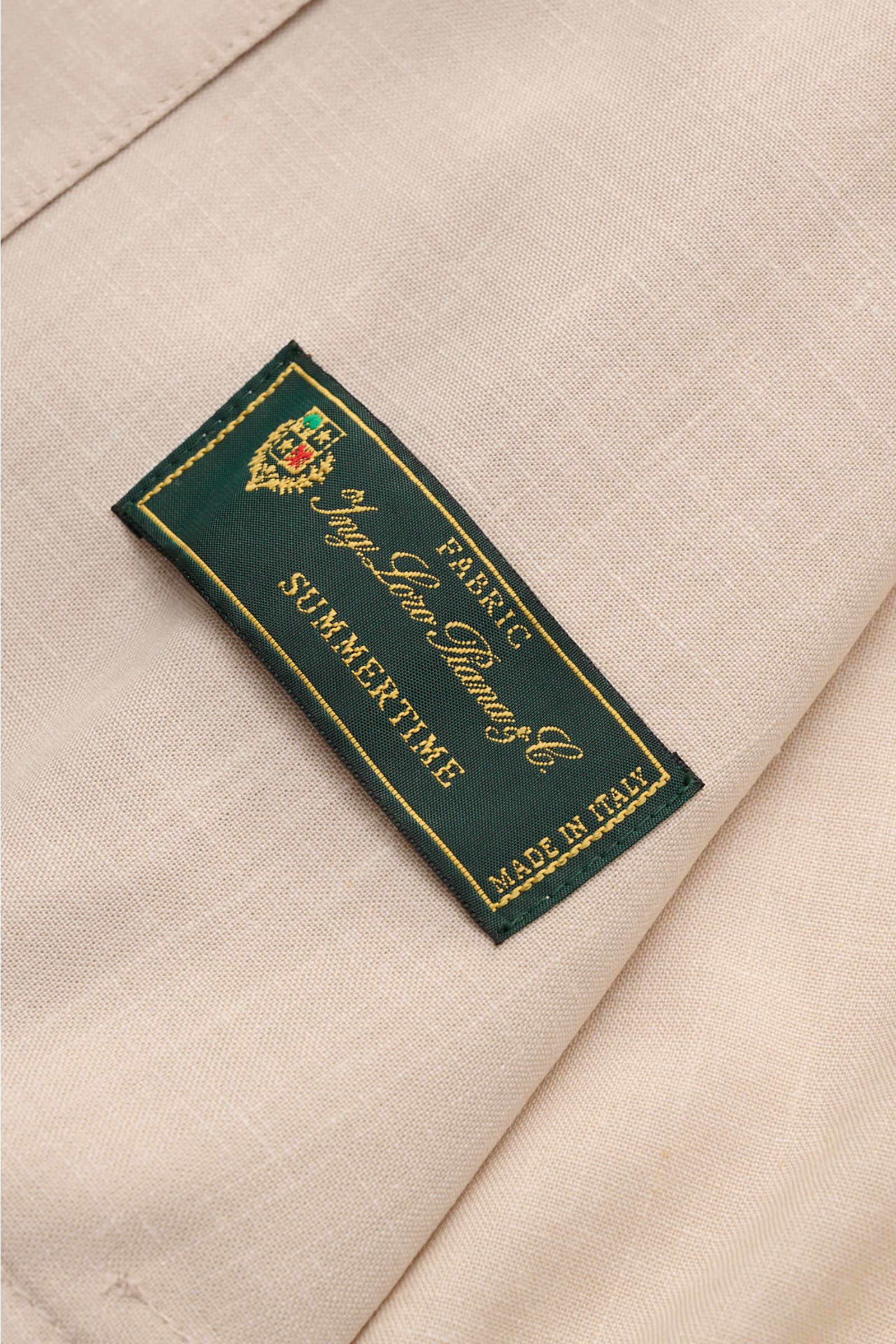 Close-up top-down view of the fabric label on the Incotex Overshirt beige mottled, made from a virgin wool-silk blend.

An expression of modern sophistication: This overshirt in blouson look by INCOTEX is made of luxurious virgin wool-silk fabric made 