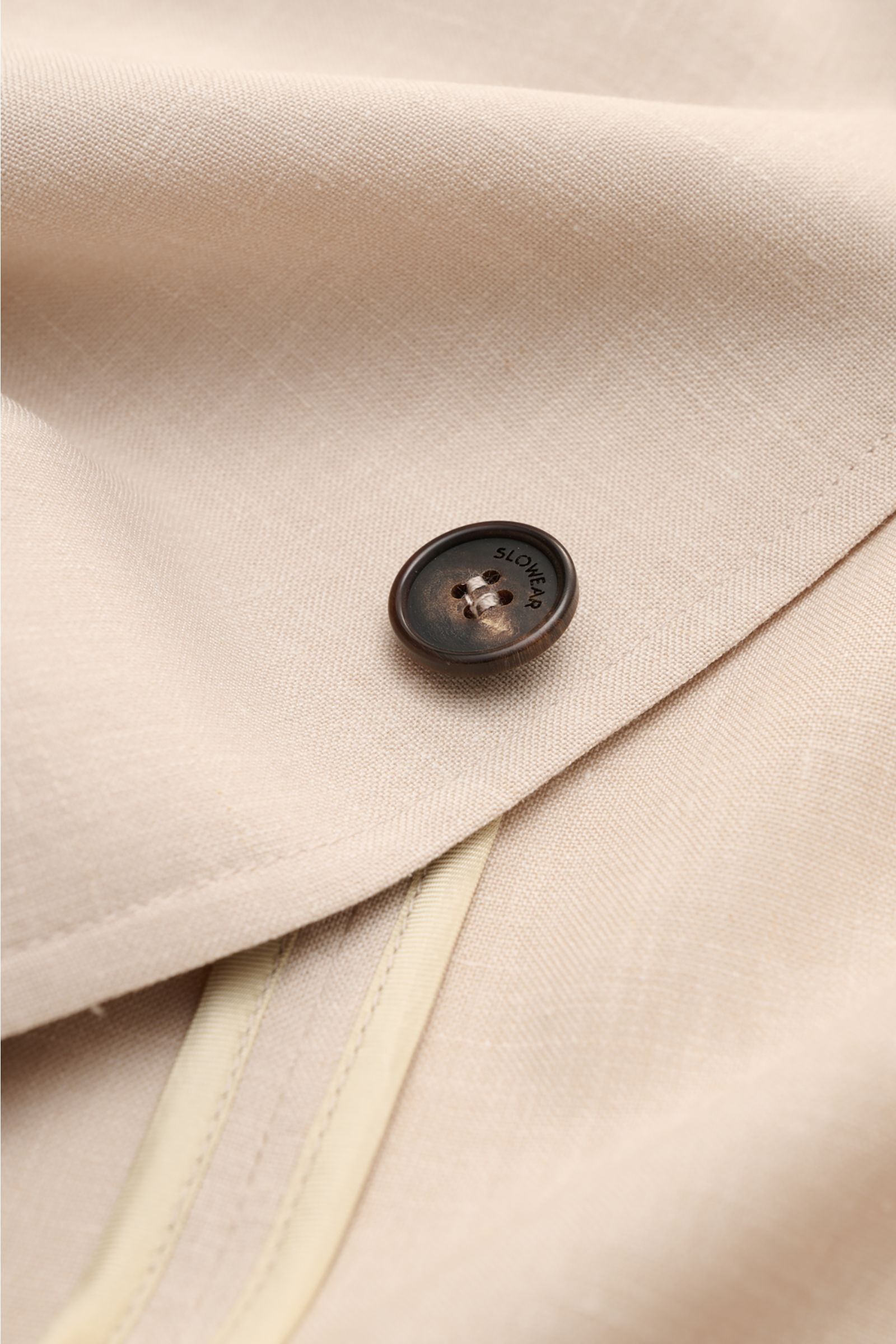 Close-up front view of Incotex Overshirt beige mottled showing virgin wool-silk fabric, button with 'SLOWEAR' text, and precise stitching.