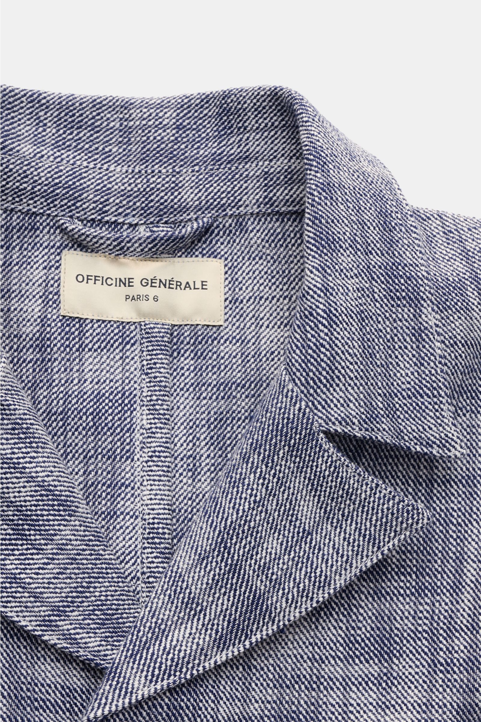 Close-up front view of the Officine Générale Overshirt 'Sheldon' navy/weiß collar and label, showcasing navy and white slub cotton twill fabric texture. Authentisch im Ausdruck und modern in der Silhouette, verbindet das Overshirt 'Sheldon' von OFFICIN