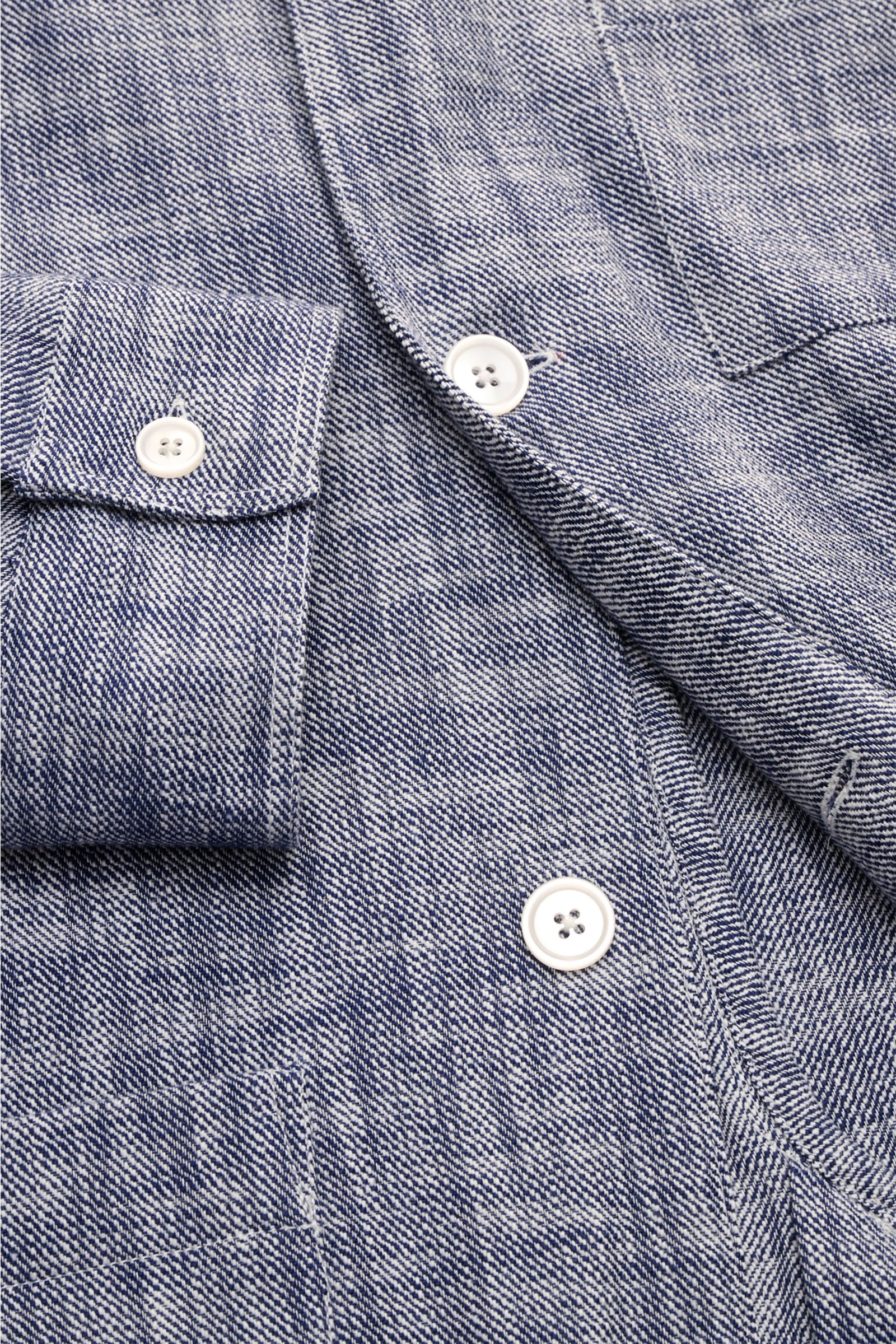 Close-up front view of the Officine Générale Overshirt 'Sheldon' navy/weiß, showing slub cotton twill fabric, white buttons, cuff, and chest pocket details. Authentisch im Ausdruck und modern in der Silhouette, verbindet das Overshirt 'Sheldon' von OFFICI