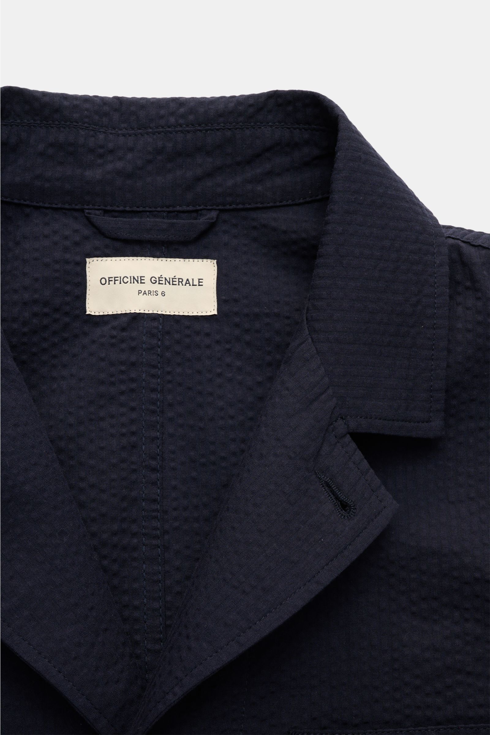 Officine Générale Seersucker-Overshirt 'Sycamore' navy in Nahaufnahme von oben, leichte Baumwollstruktur, variabler Kragen, Regular Fit.