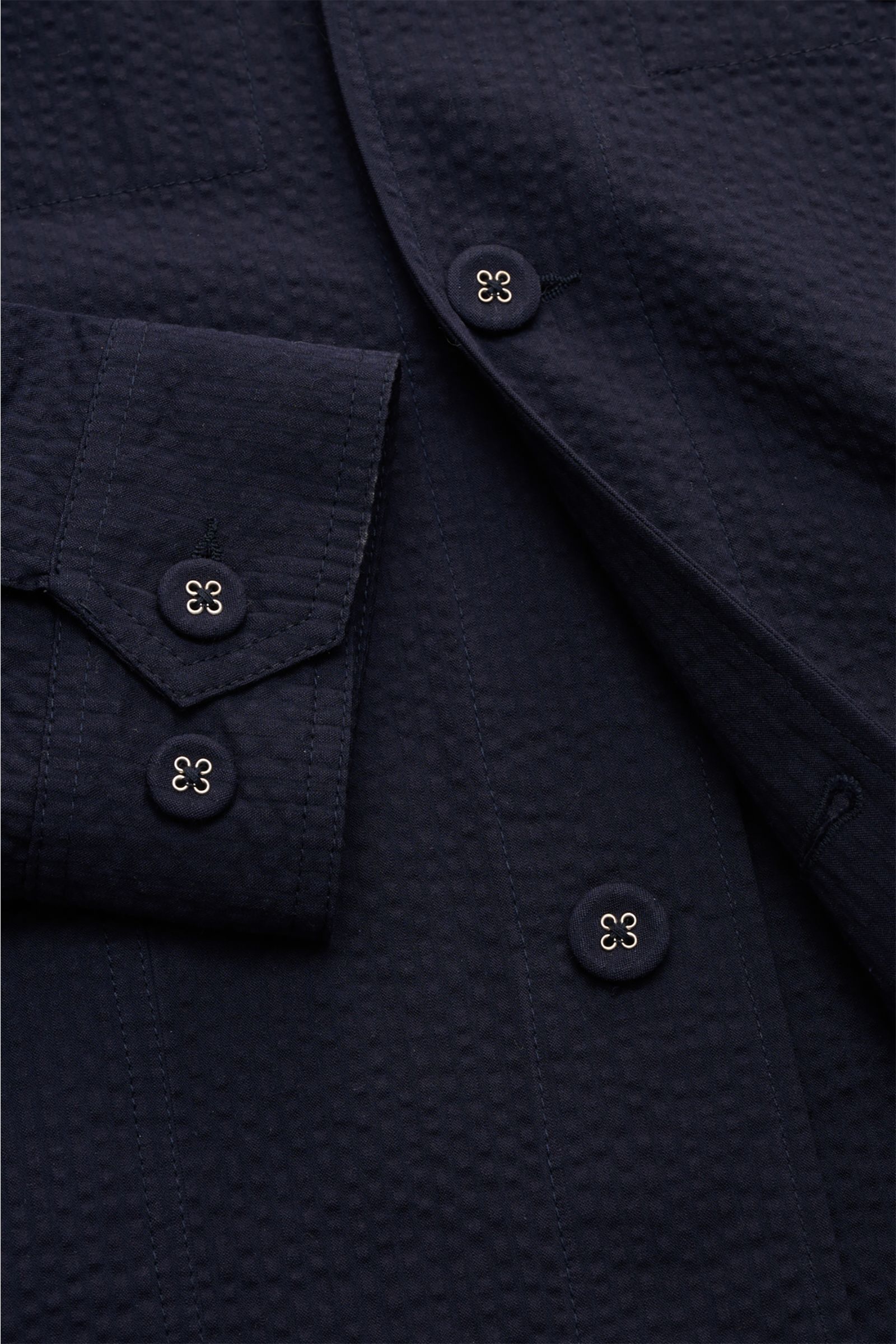 Officine Générale Seersucker-Overshirt 'Sycamore' navy, Detailaufnahme von Knöpfen und Ärmel mit Baumwoll-Seersucker, Regular Fit, Unconstructed Design.