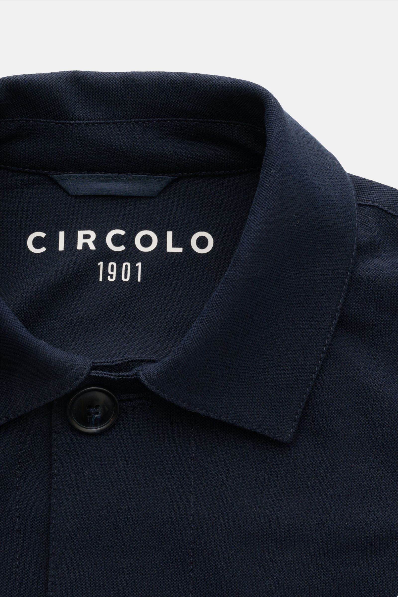 Nahaufnahme des Circolo 1901 Overshirts navy von vorne, aus elastischem Piqué mit Umlegekragen und Sechs-Knopf-Leiste.