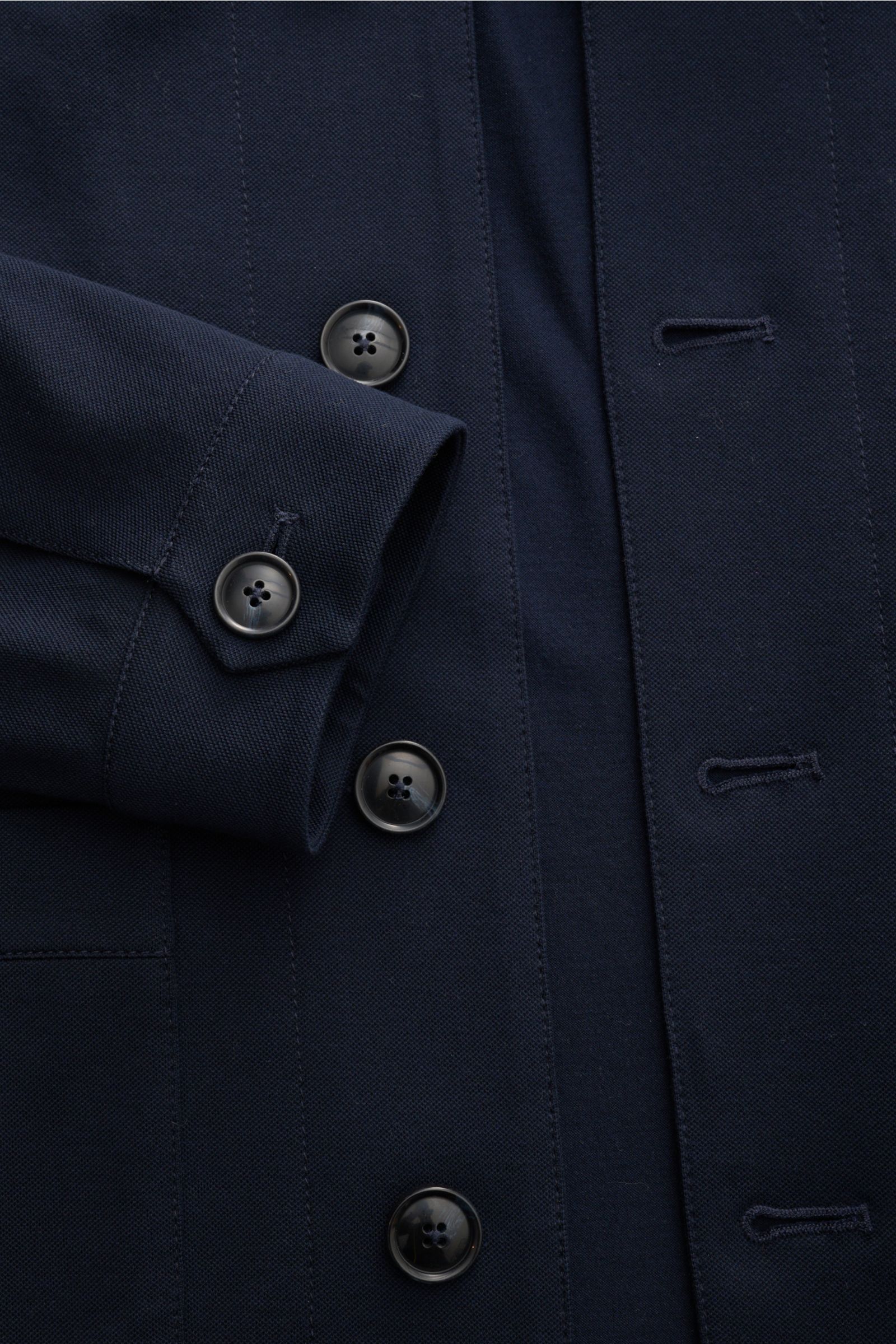 Nahaufnahme des navyfarbenen Circolo 1901 Overshirts aus elastischer Baumwolle mit sechs Knöpfen und Manschetten, Slim Fit.