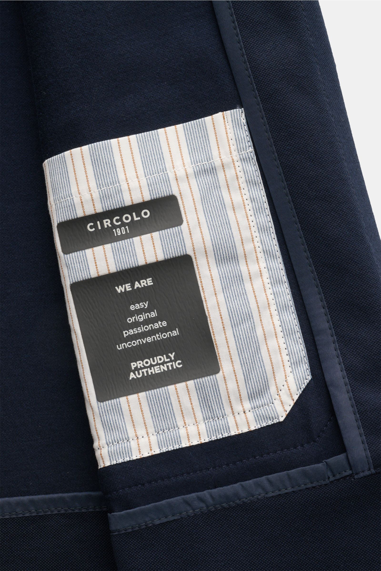 Nahaufnahme des Innenfutters mit gestreifter Innentasche und Label des Circolo 1901 Overshirts navy aus elastischer Baumwolle.