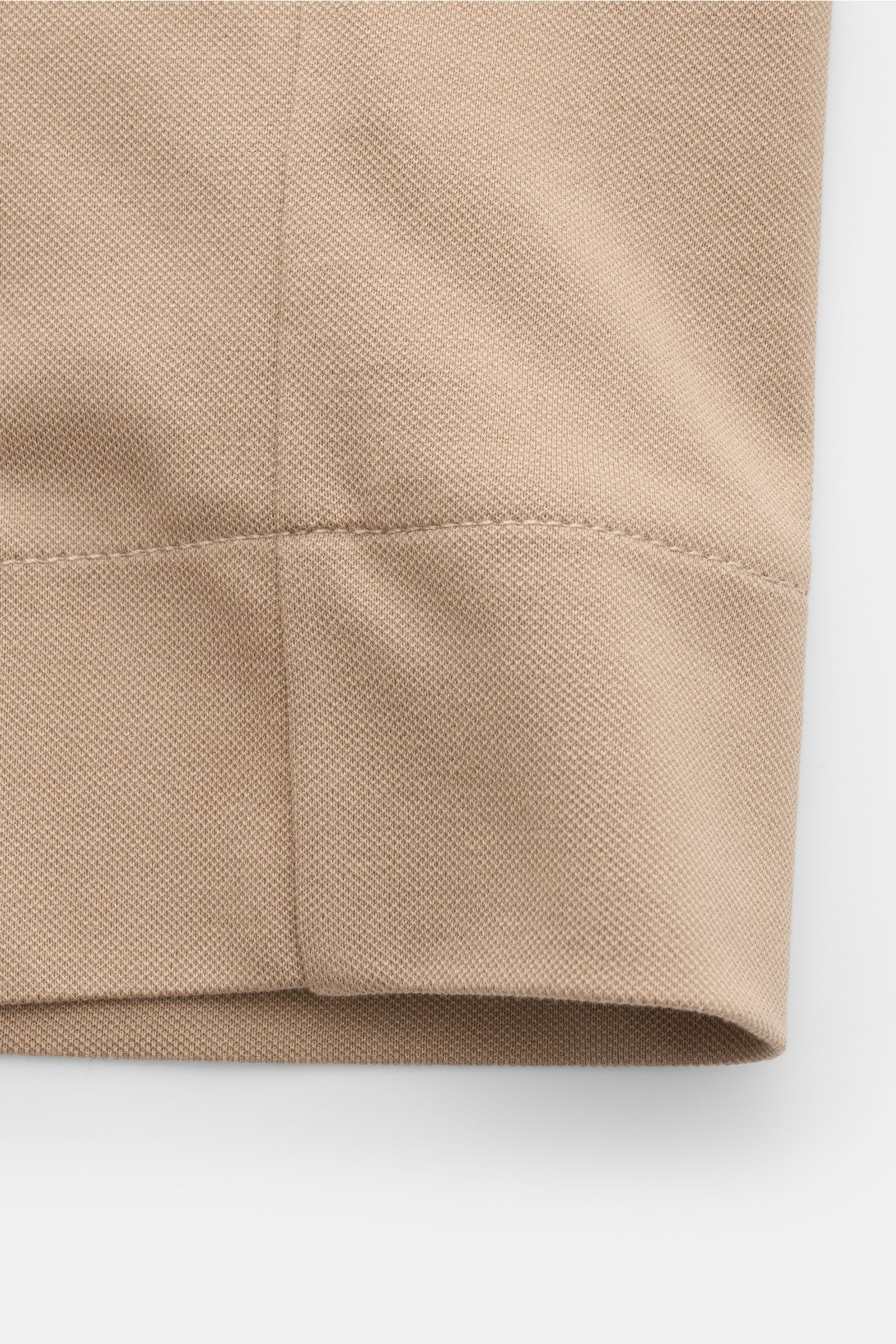 Nahaufnahme des Circolo 1901 Overshirt sand Ärmels aus elastischem Piqué-Baumwollstoff mit Manschette, Slim Fit, Sechs-Knopf-Leiste.