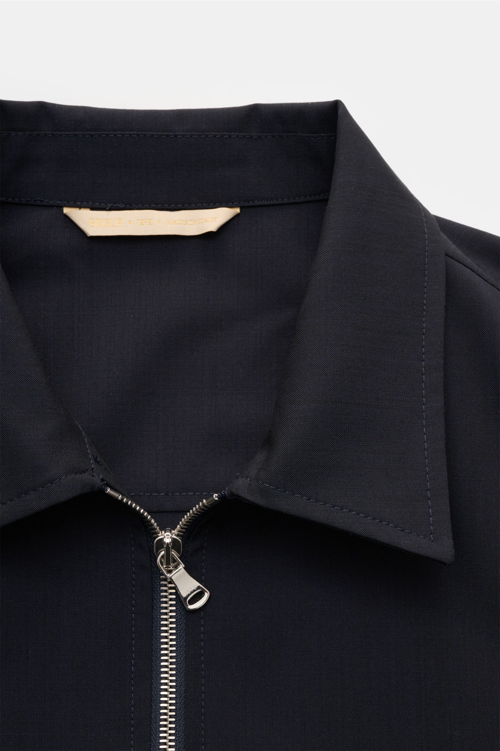 Nahaufnahme aus Frontperspektive des Briglia 1949 Overshirt 'Bill' navy mit Umlegekragen, Reißverschluss, melierter Woll-Microfaser-Mischung, Slim Fit.