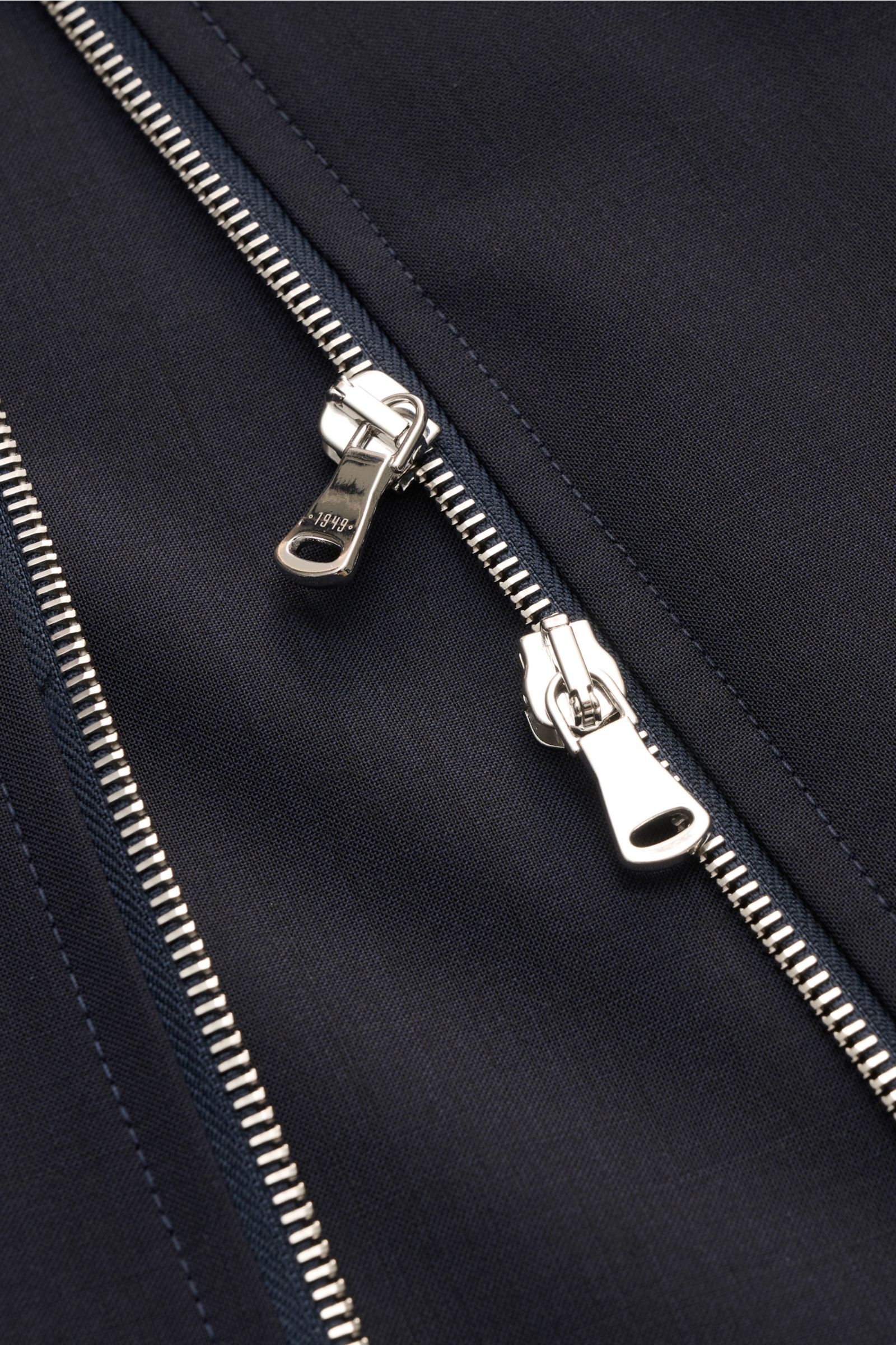 Nahaufnahme des silbernen Zwei-Wege-Reißverschlusses des Briglia 1949 Overshirt 'Bill' navy aus meliertem Woll-Microfaser-Mix.
