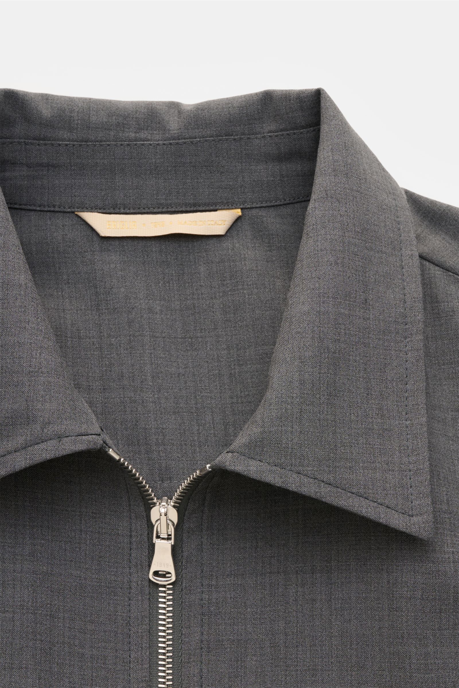 Close-up front view of the Briglia 1949 Overshirt 'Bill' dunkelgrau meliert, showing the collar and silver two-way zipper. Italienisches Flair in Ihrer Garderobe erhalten Sie mit dem smarten Overshirt 'Bill' aus dem Hause BRIGLIA 1949: Ein klassischer Loo