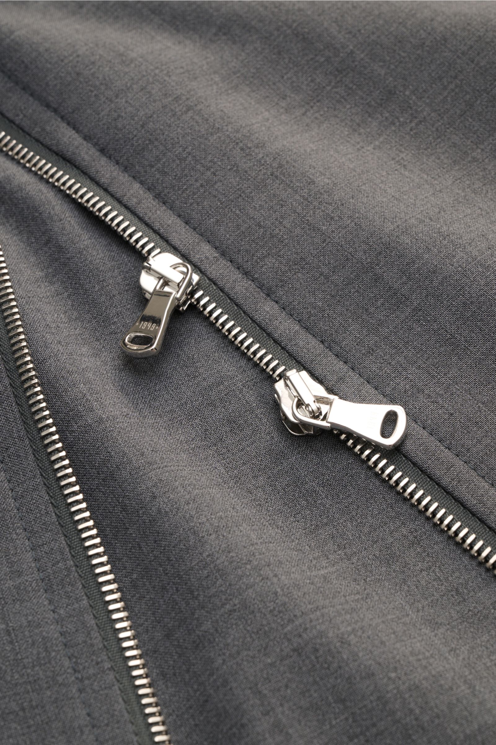 Close-up front view of the silver two-way zipper on the dunkelgrau meliert fabric of Briglia 1949 Overshirt 'Bill'. 

Italienisches Flair in Ihrer Garderobe erhalten Sie mit dem smarten Overshirt 'Bill' aus dem Hause BRIGLIA 1949: Ein klassischer Look 