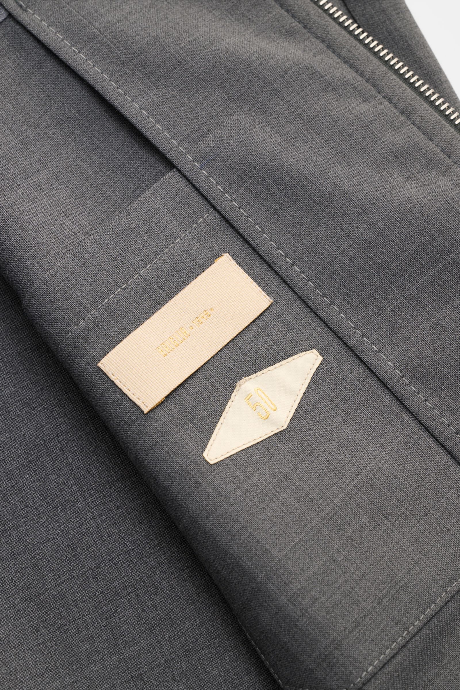 Close-up view of the Briglia 1949 Overshirt 'Bill' dunkelgrau meliert showing fabric texture, stitching, zipper, and tags.

Italienisches Flair in Ihrer Garderobe erhalten Sie mit dem smarten Overshirt 'Bill' aus dem Hause BRIGLIA 1949: Ein klassischer