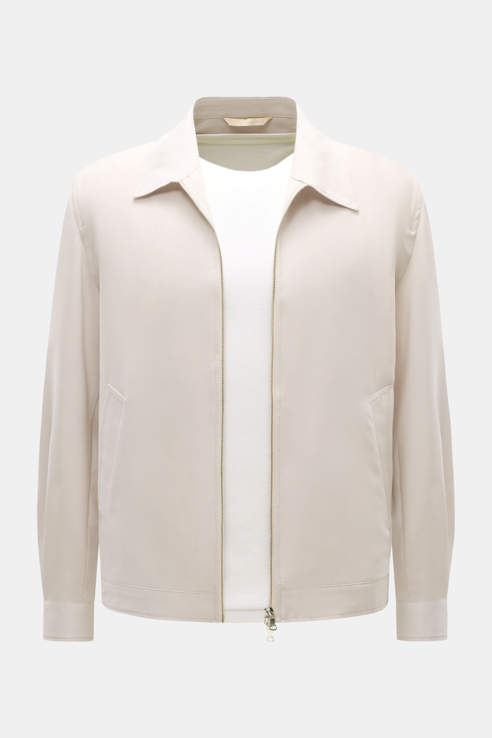 Briglia 1949 Overshirt 'Bill' sand, frontal fotografiert, kastiger Slim Fit mit Umlegekragen, Zwei-Wege-Reißverschluss, glatter Woll-Microfaser-Mix, melierte Optik, schräge Leistentaschen, Ärmel mit Knopf, Unconstructed Design, eine Innentasche.