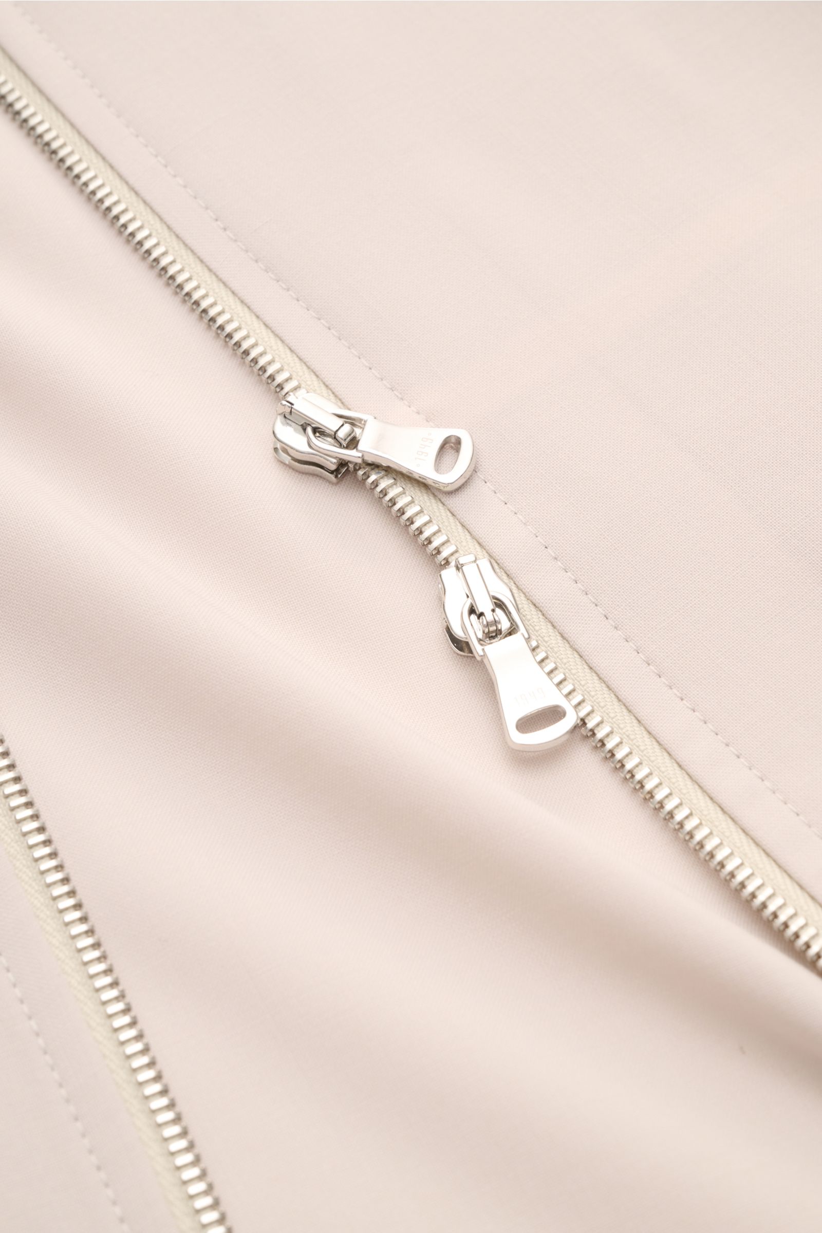 Nahaufnahme des Zwei-Wege-Reißverschlusses vom Briglia 1949 Overshirt 'Bill' sand mit glattem Griff und melierter Optik.