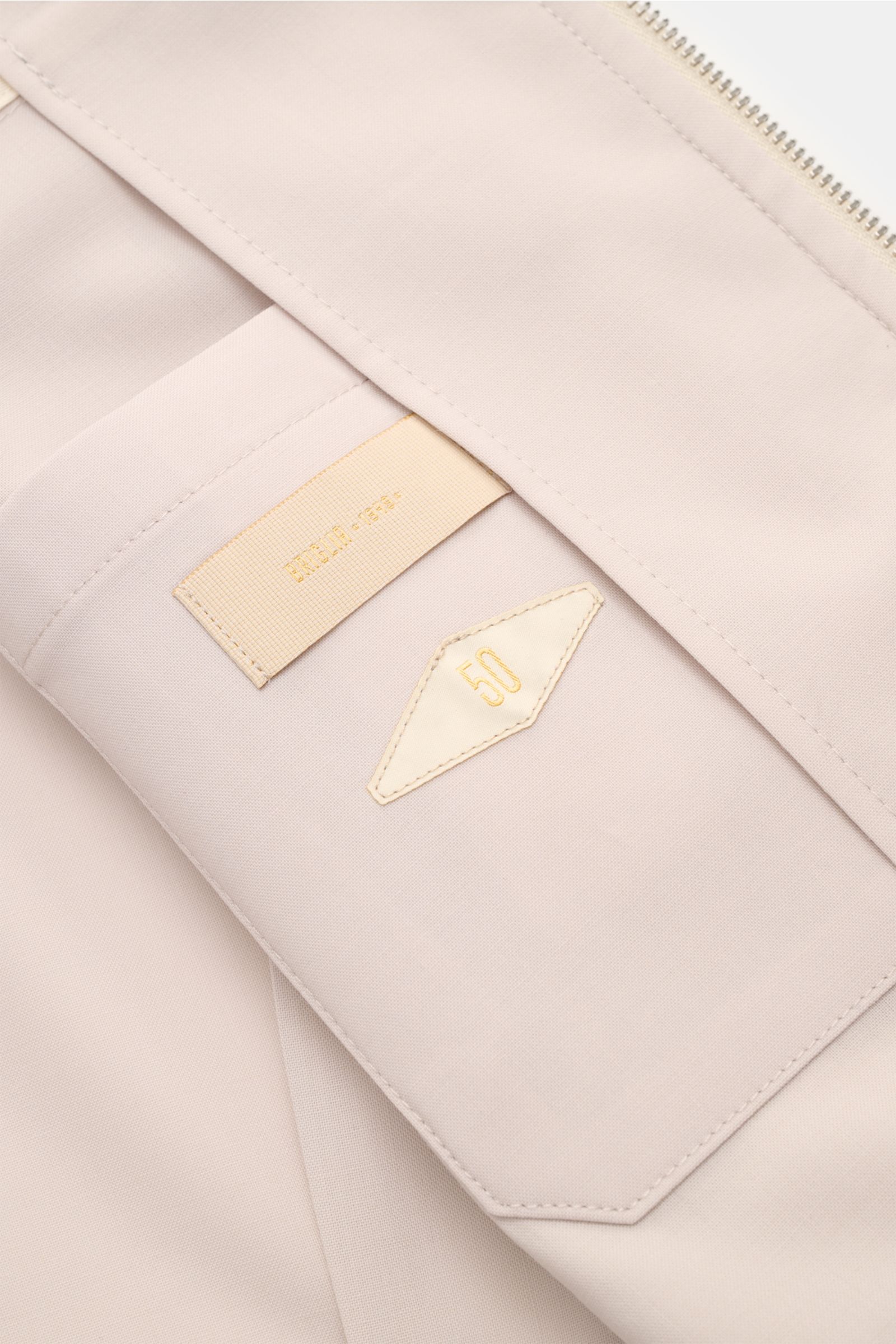 Nahaufnahme des Innenteils vom Briglia 1949 Overshirt 'Bill' sand mit Innentasche, Etikett und weichem, meliertem Woll-Microfaser-Mix.