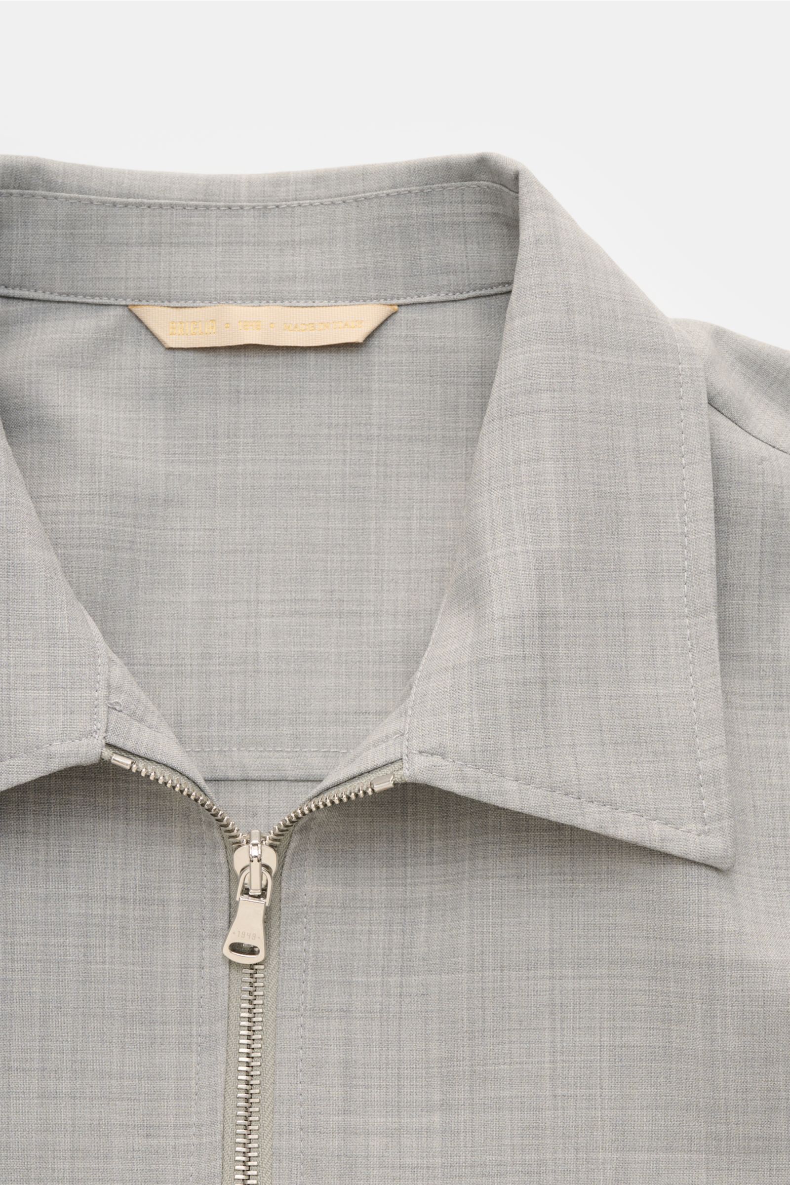 Close-up front view of the collar and zipper of the Briglia 1949 Overshirt 'Bill' grau meliert, showing its melierte Optik and smooth texture. Italienisches Flair in Ihrer Garderobe erhalten Sie mit dem smarten Overshirt 'Bill' aus dem Hause BRIGLIA 1949: