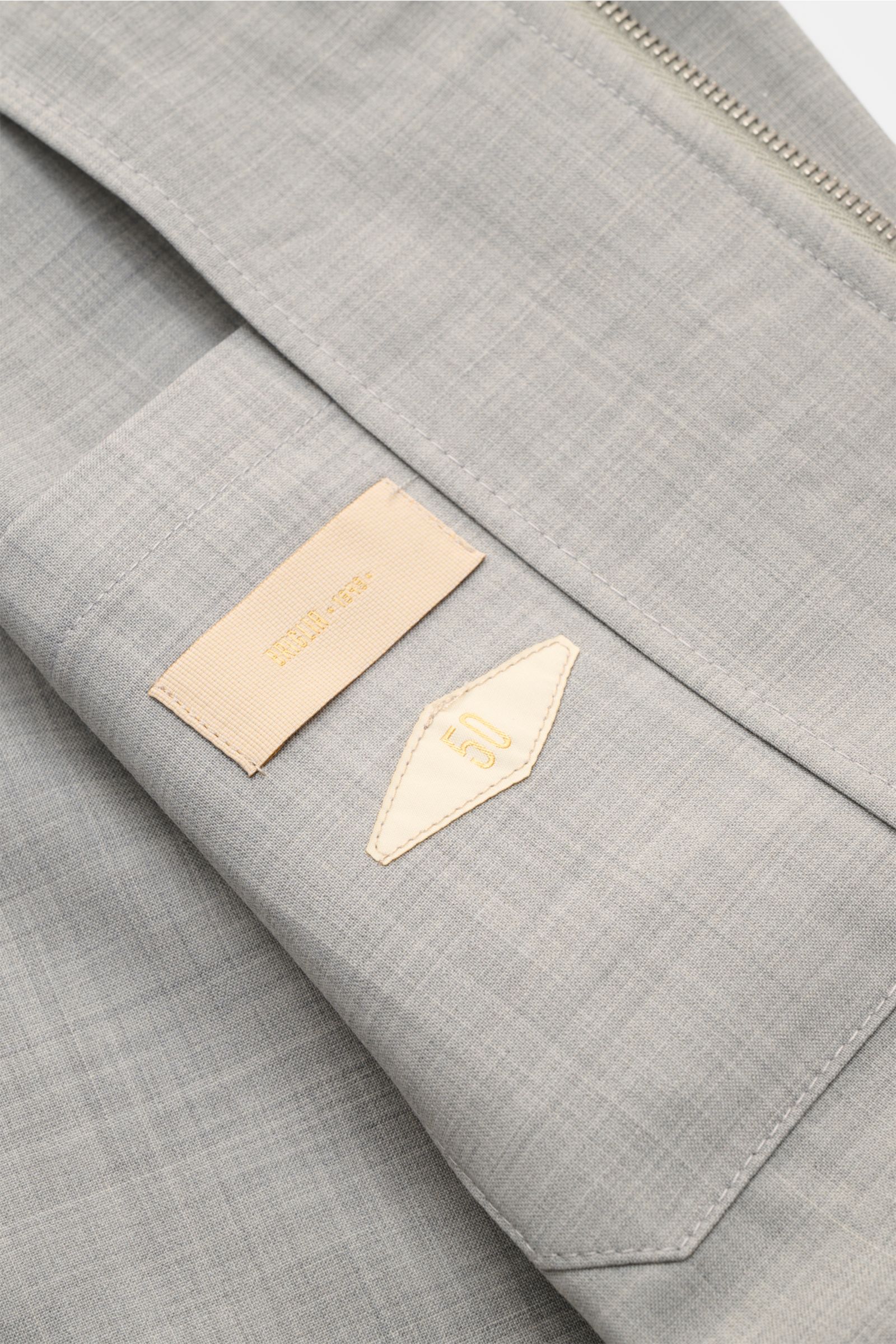 Close-up view of Briglia 1949 Overshirt 'Bill' grau meliert showing fabric texture, labels, and stitching details. Italienisches Flair in Ihrer Garderobe erhalten Sie mit dem smarten Overshirt 'Bill' aus dem Hause BRIGLIA 1949: Ein klassischer Look im kas