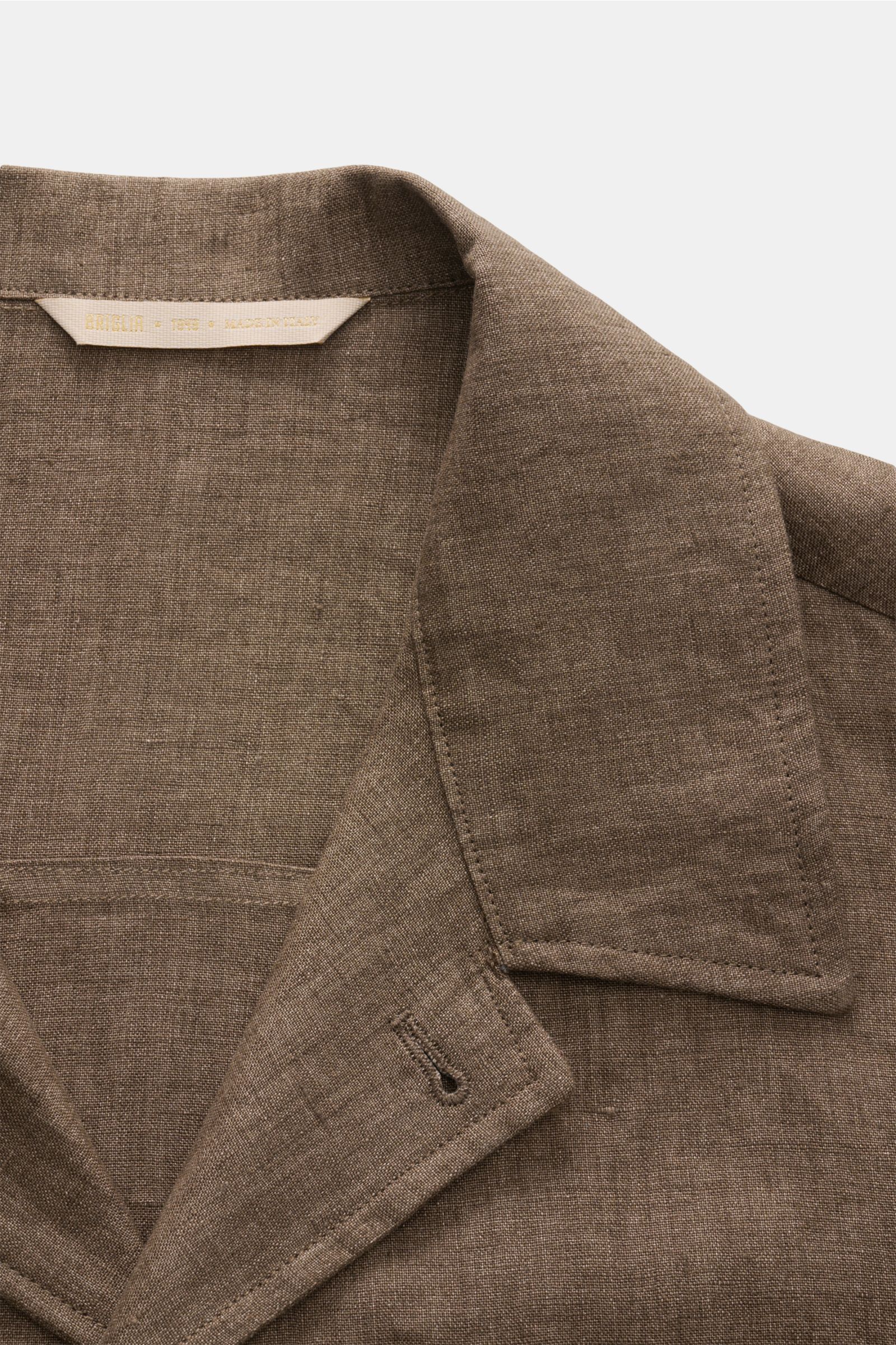 Briglia 1949 Linen overshirt 'John' brown mottled close-up from above showing collar and fabric texture.  
Add some Italian flair to your wardrobe with the overshirt 'John' from the label BRIGLIA 1949: A casual cut in linen, patched breast pockets and 