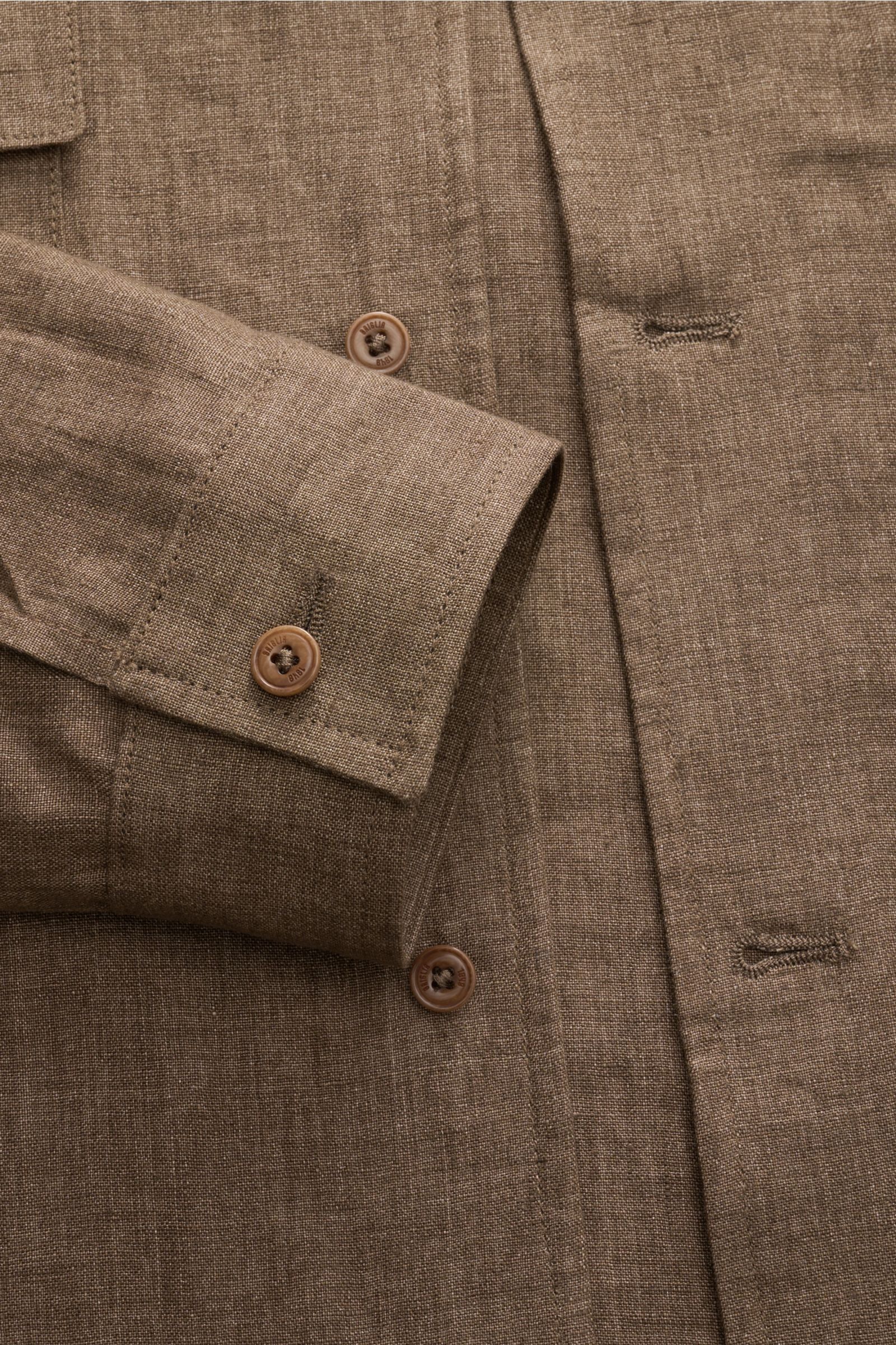 Close-up front view of Briglia 1949 Linen overshirt 'John' brown mottled showing buttons, buttonholes, and cuff details.

Add some Italian flair to your wardrobe with the overshirt 'John' from the label BRIGLIA 1949: A casual cut in linen, patched brea