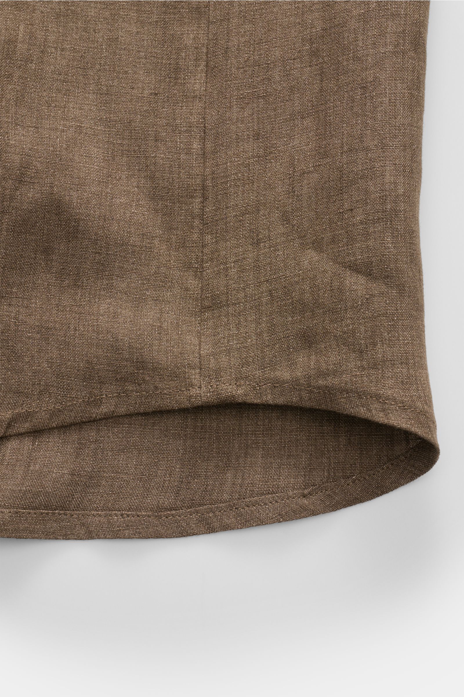 Close-up from the side showing the slightly rounded hem of the Briglia 1949 Linen overshirt 'John' brown mottled in pure linen fabric.

Add some Italian flair to your wardrobe with the overshirt 'John' from the label BRIGLIA 1949: A casual cut in linen