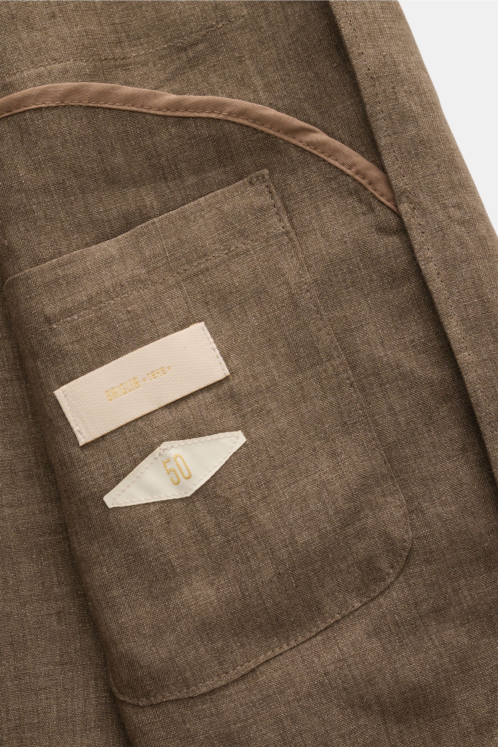 Close-up front view of Briglia 1949 Linen overshirt 'John' brown mottled showing patch breast pocket and label stitching.

Add some Italian flair to your wardrobe with the overshirt 'John' from the label BRIGLIA 1949: A casual cut in linen, patched bre